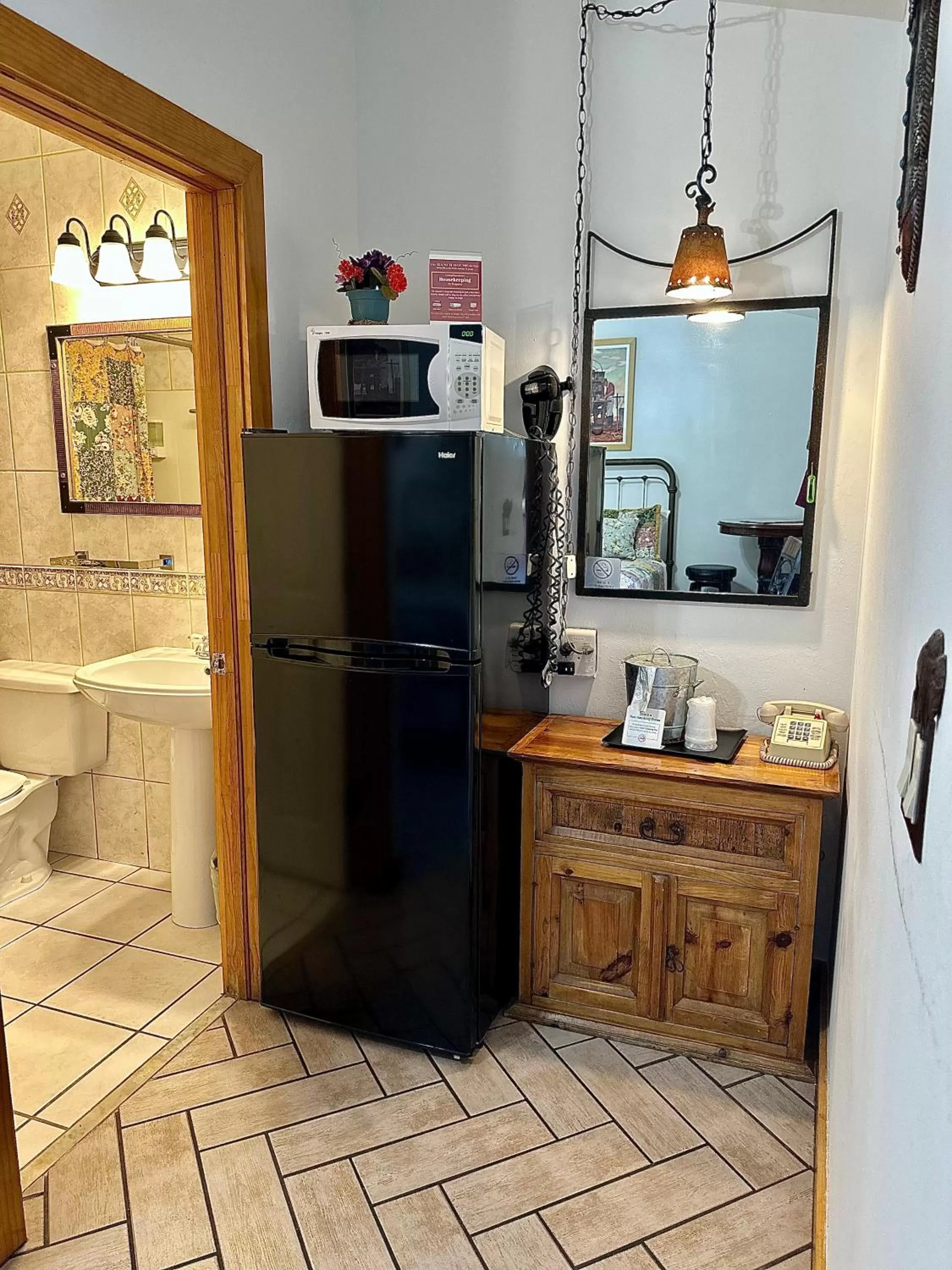 Kitchen or kitchenette in Buffalo Chip's Ranch House Motel
