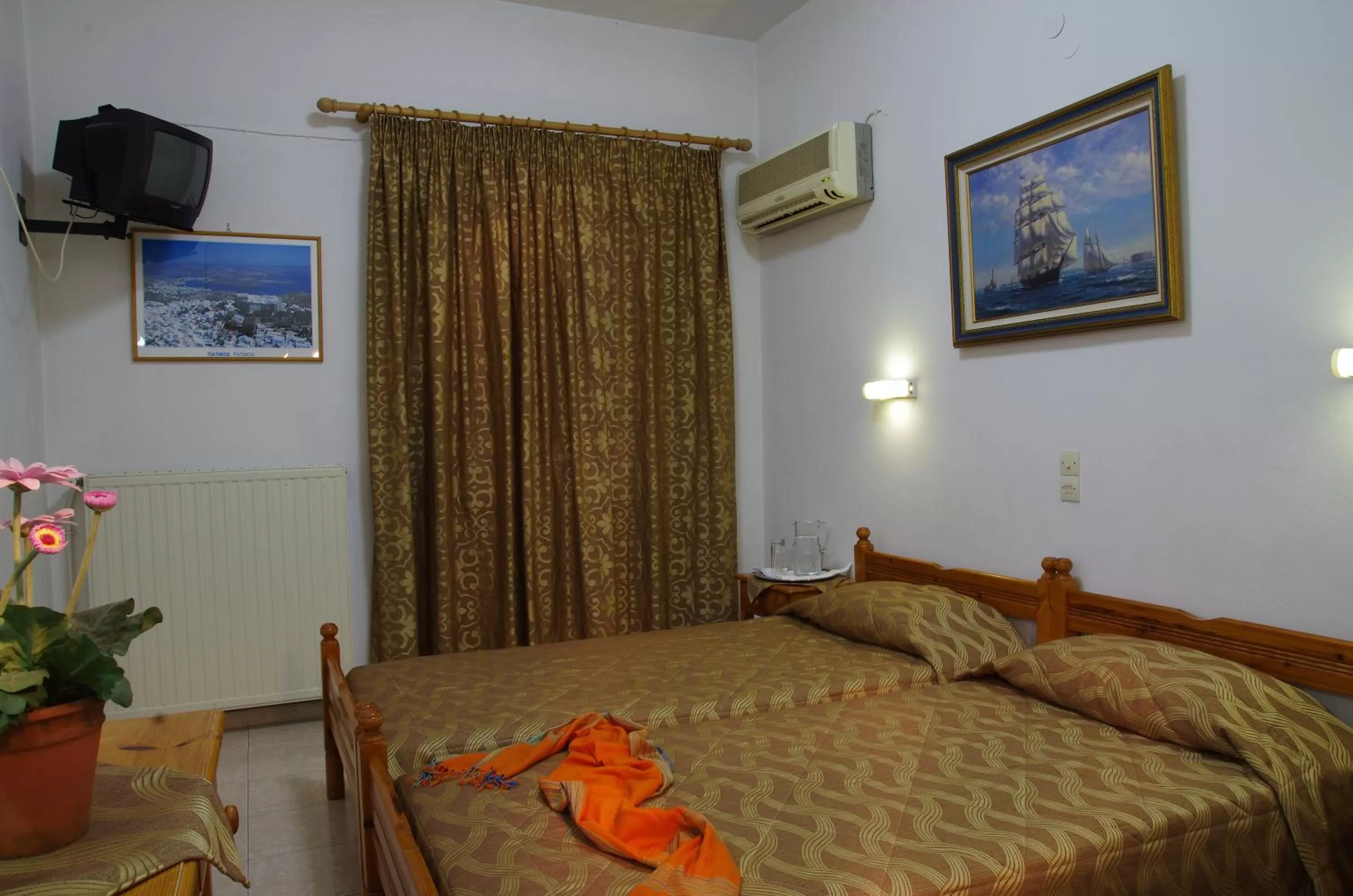 Photo of the whole room, Bed in Effie Hotel