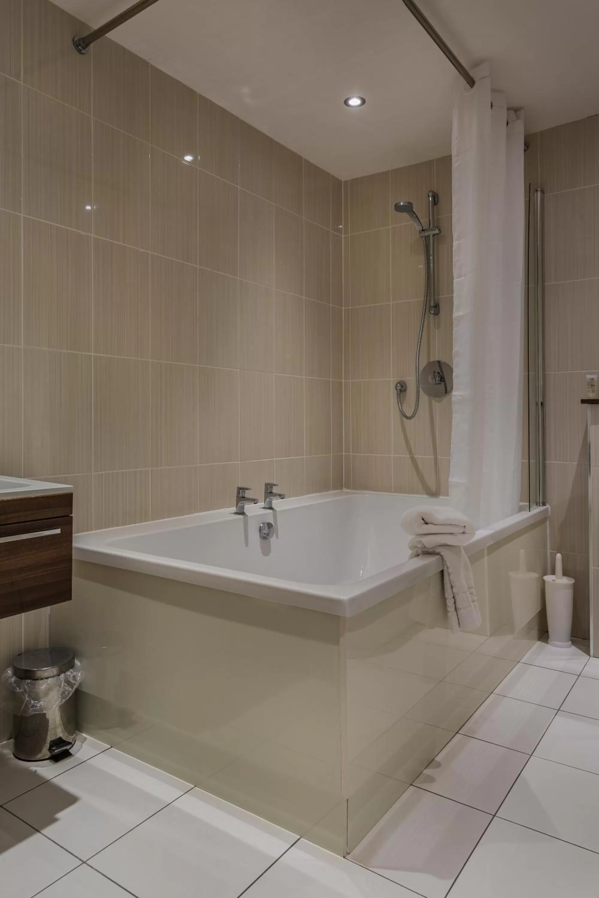 Bathroom in The Admiral Rodney Hotel, Horncastle, Lincolnshire - The Coaching Inn Group