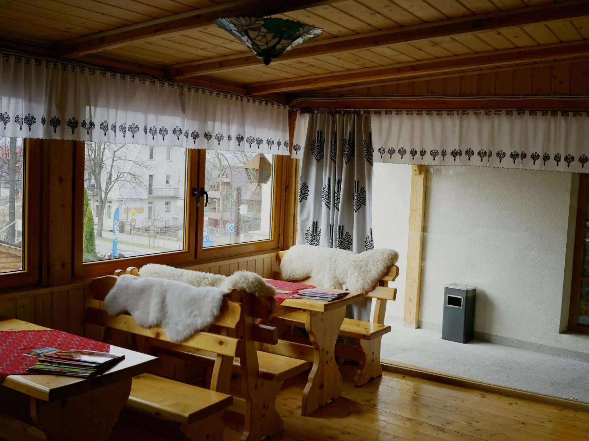 Communal lounge/ TV room, Bed in Pokoje Zamoyskiego - WATRA