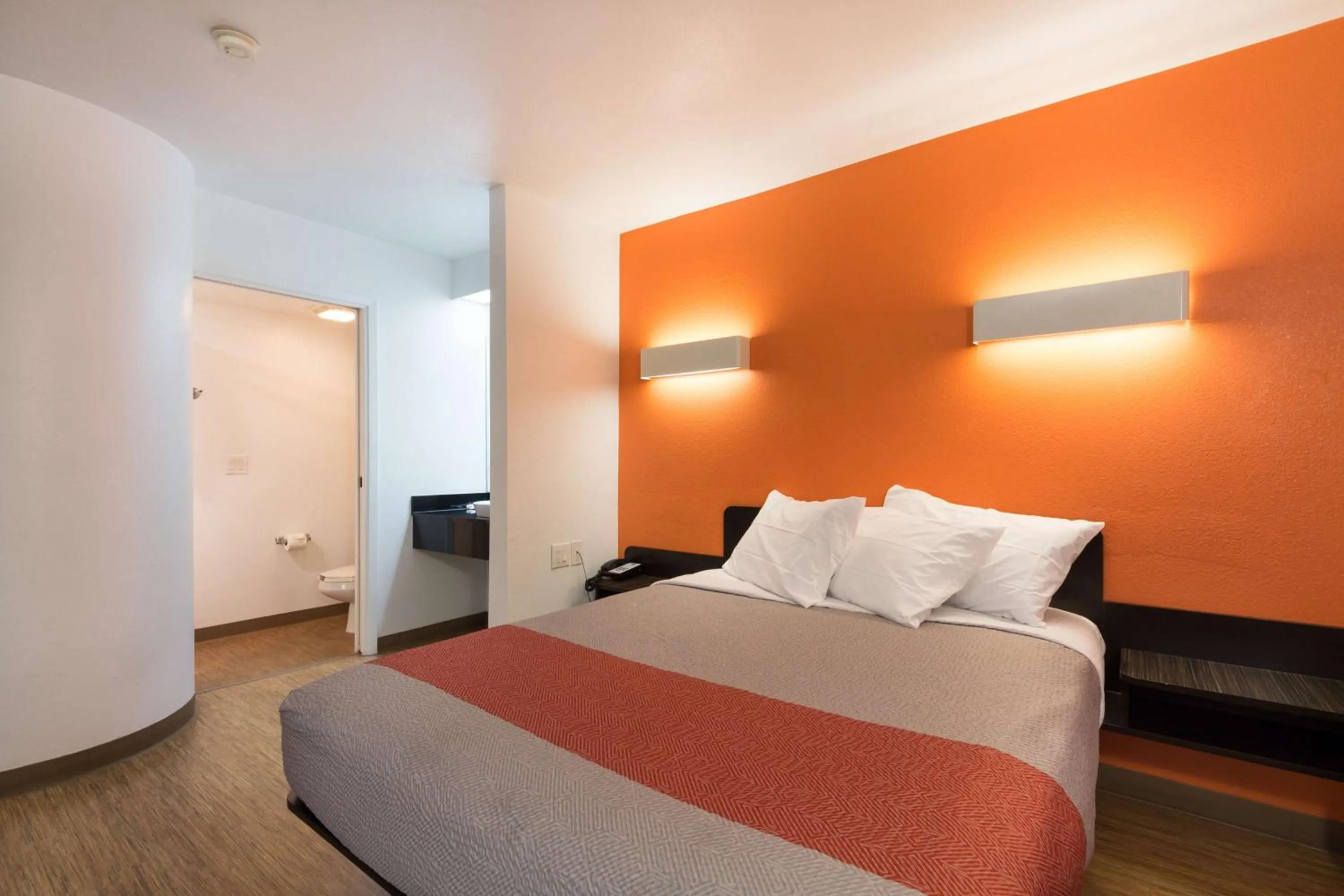 Photo of the whole room, Bed in Motel 6-Dallas, TX - Northeast