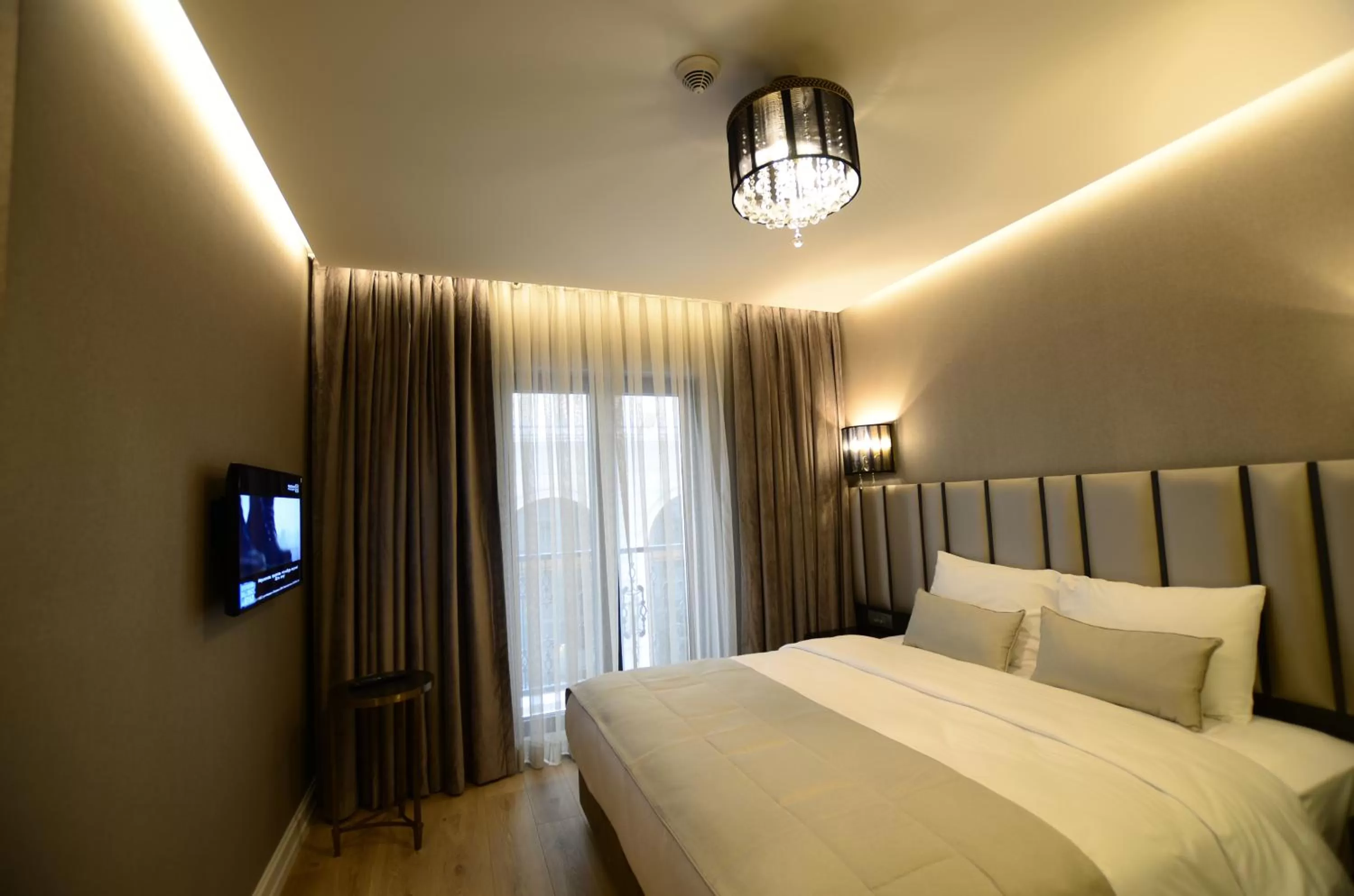 Photo of the whole room, Bed in Le Petit Palace Hotel - Special Category