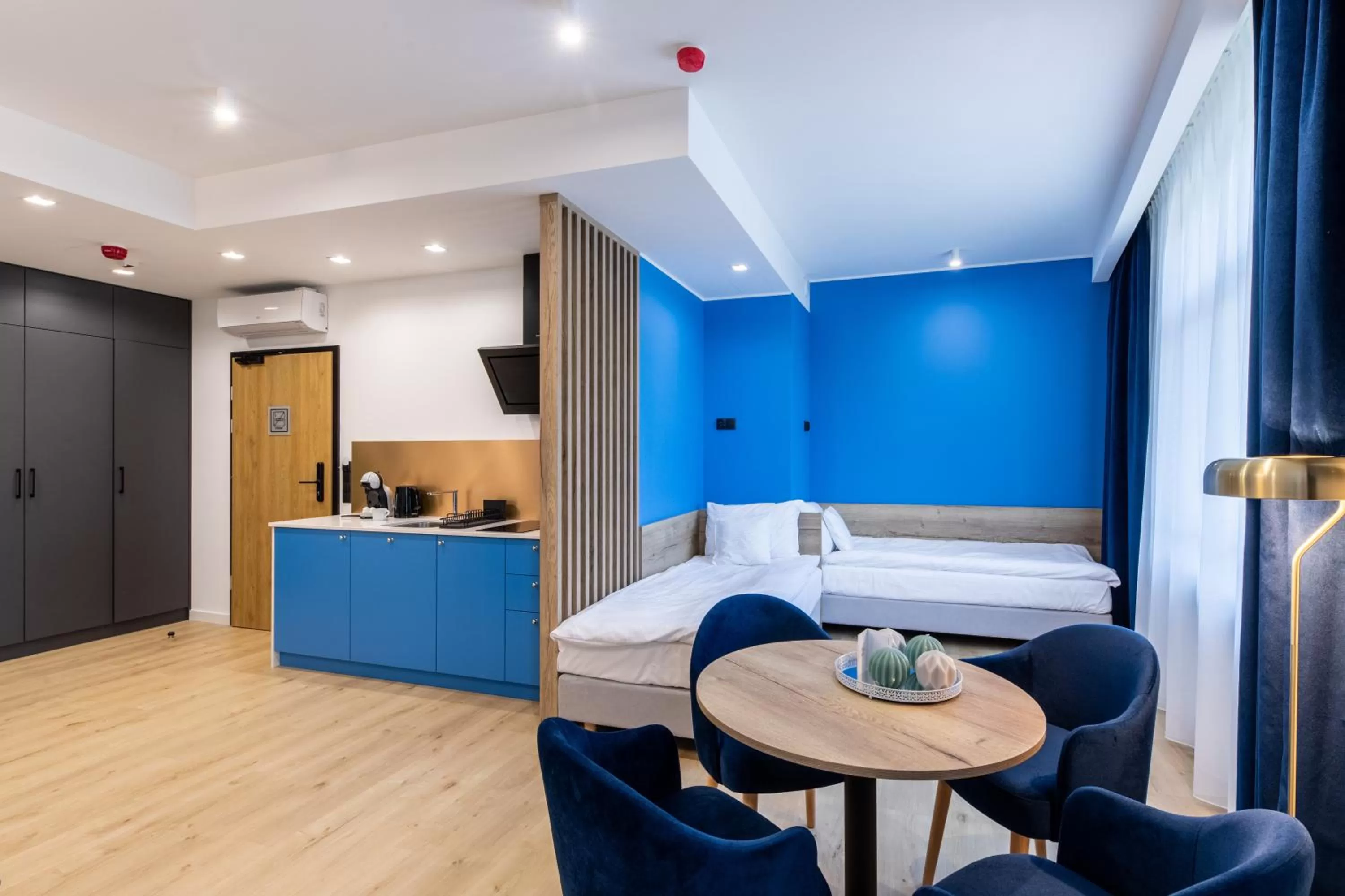 Kitchen or kitchenette, Bed in SQUARE APARTMENTS GDYNIA