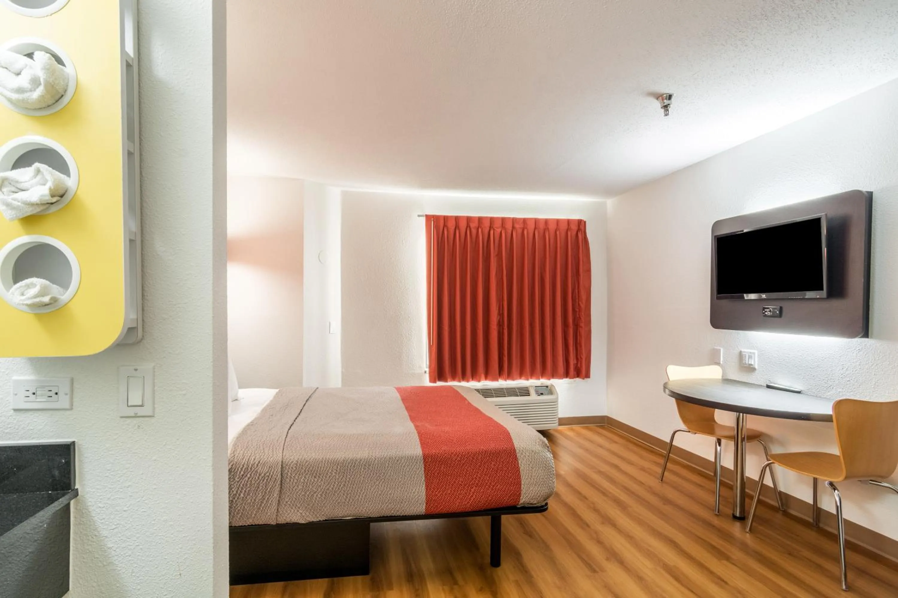 Bedroom, Bed in Motel 6-Harvey, IL