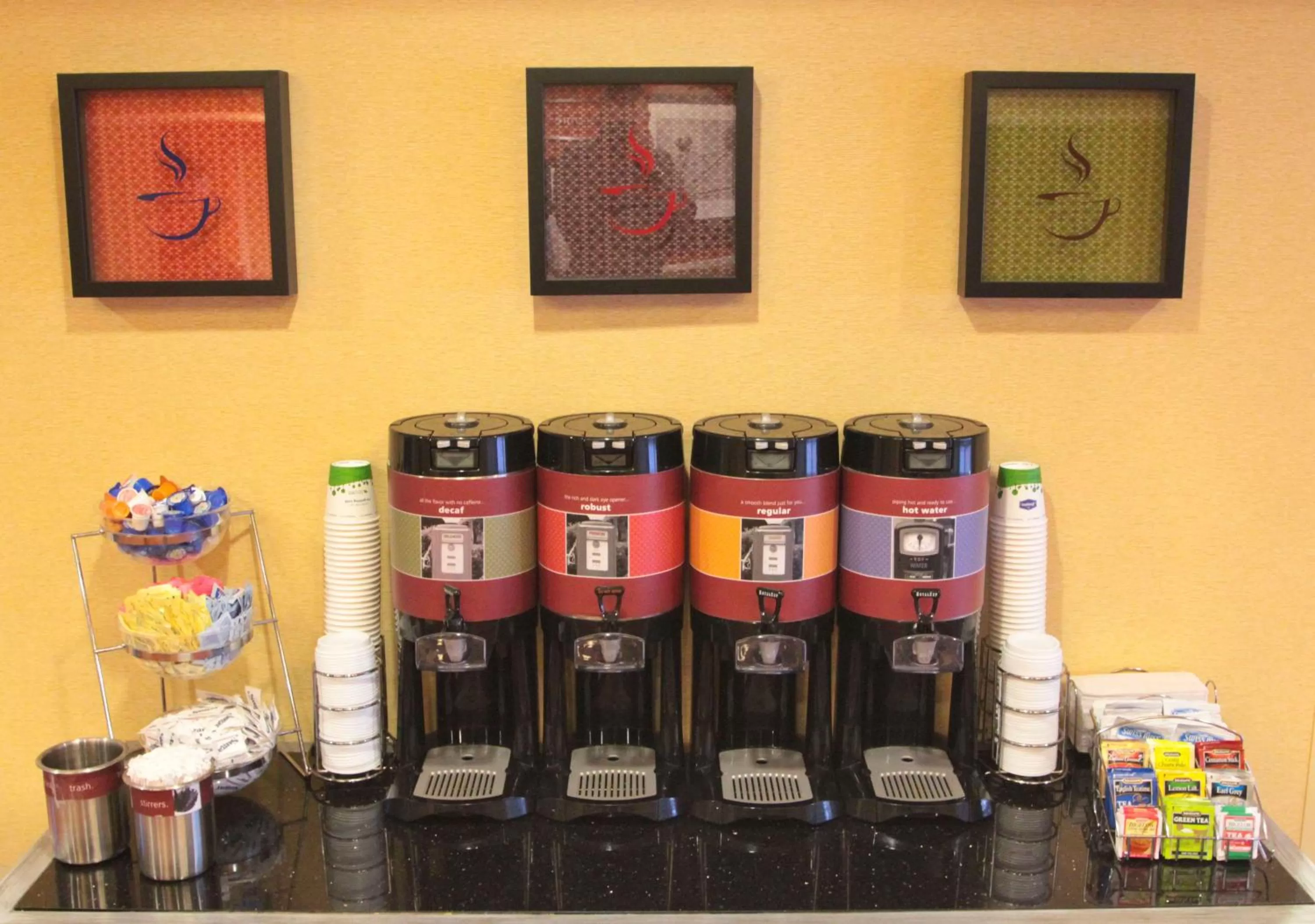 Dining area in Hampton Inn Hampton-Newport News