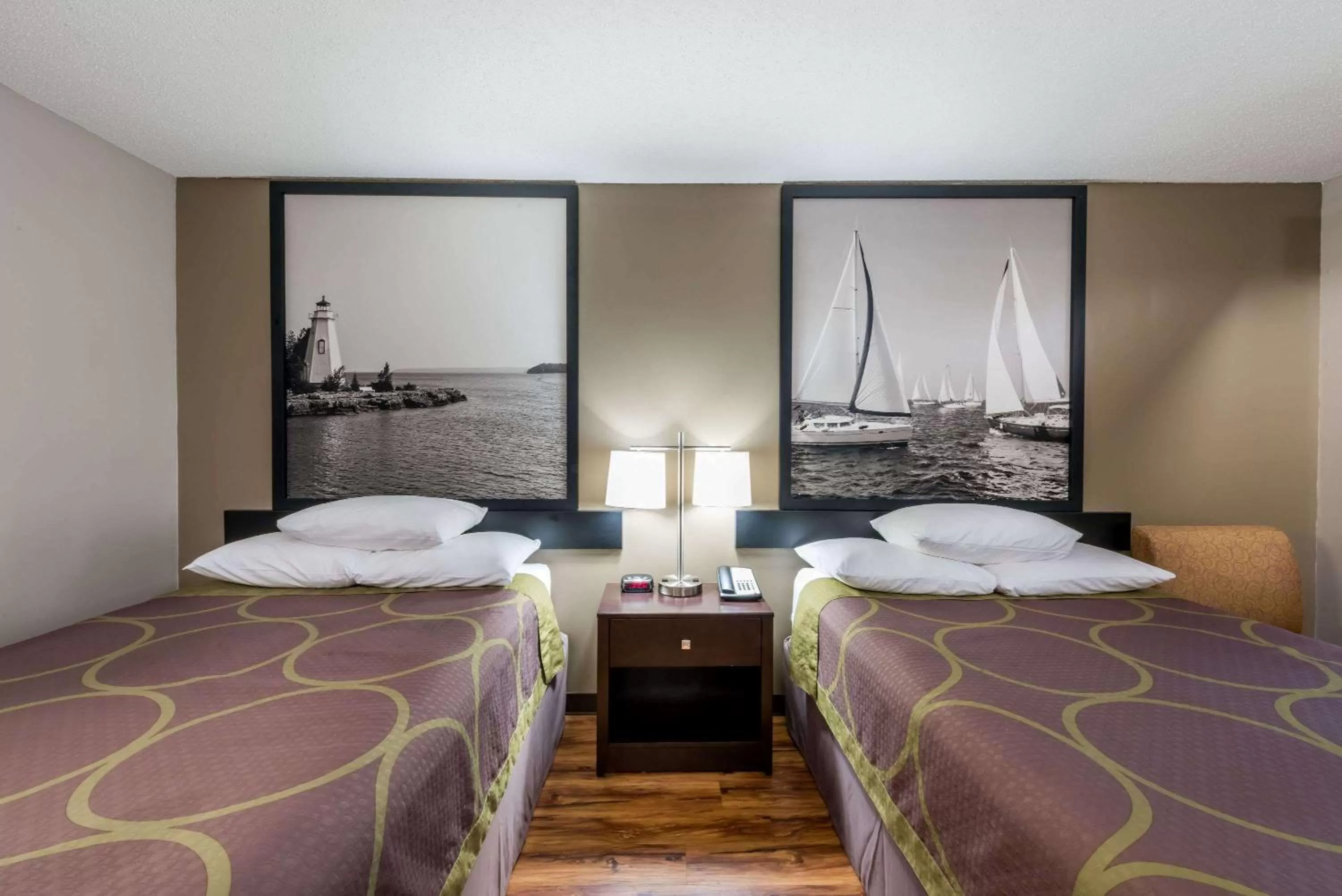 Photo of the whole room, Bed in Super 8 by Wyndham Alexander City