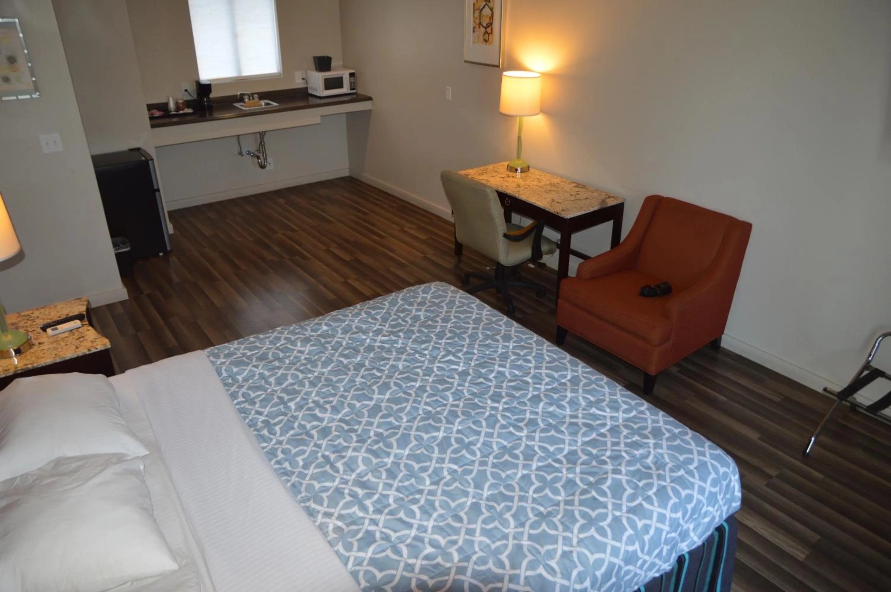Photo of the whole room, Bed in Glass Slipper Inn - Stanford Palo Alto