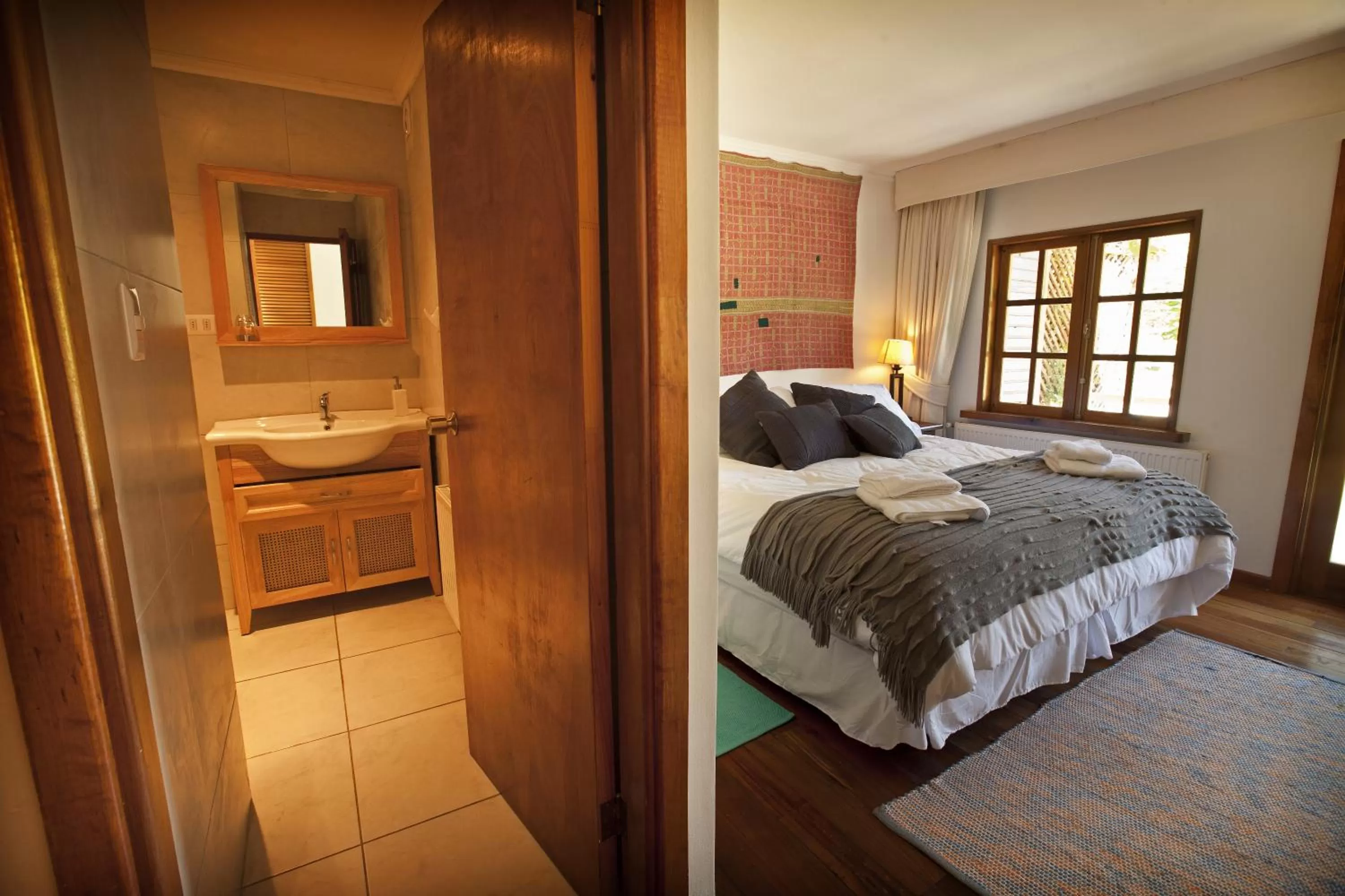 Bathroom, Bed in Hotel Posada del Río - Parque Metreñehue