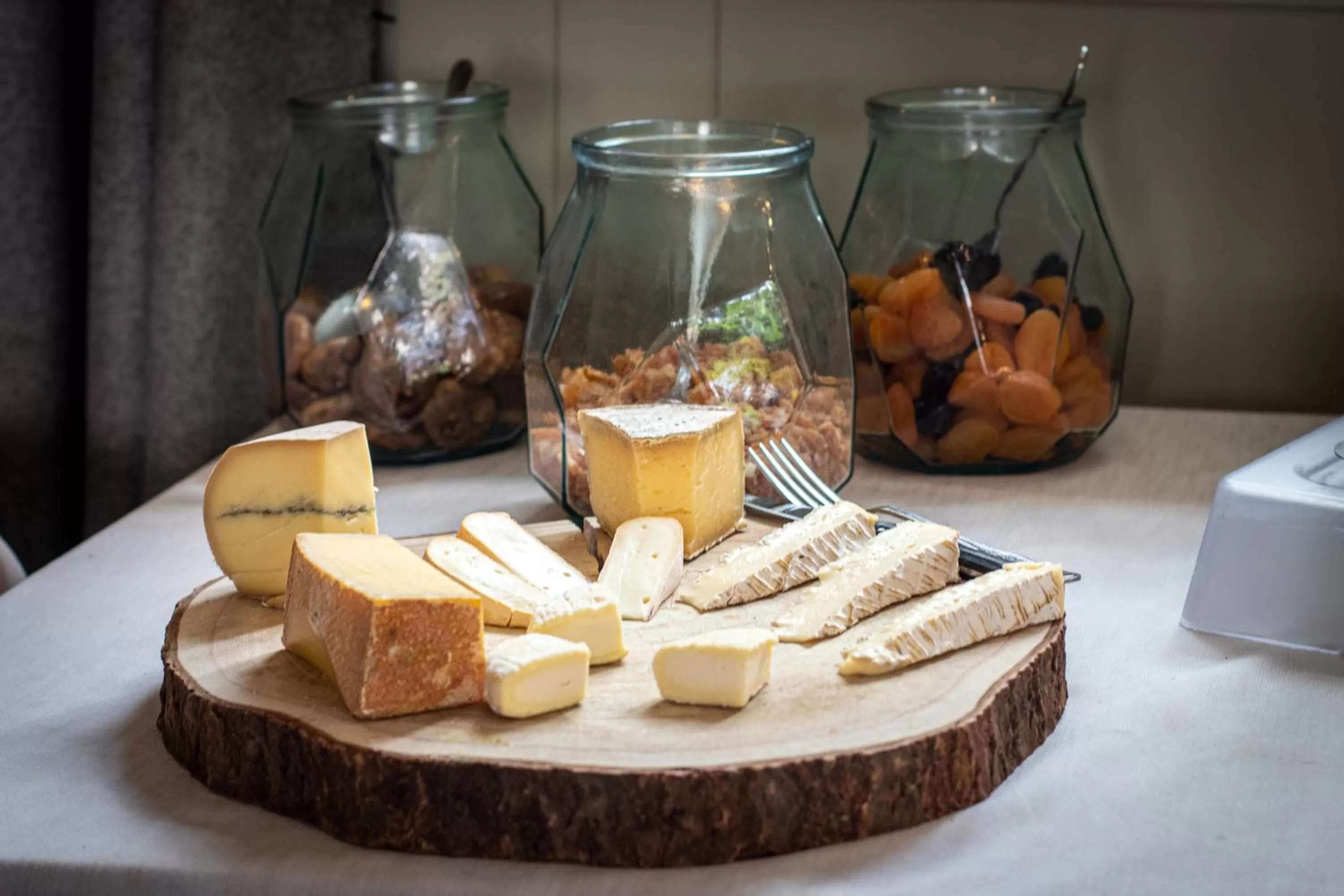 Breakfast in Logis Hôtel Tante Yvonne & son restaurant semi-gastronomique - Lyon Nord