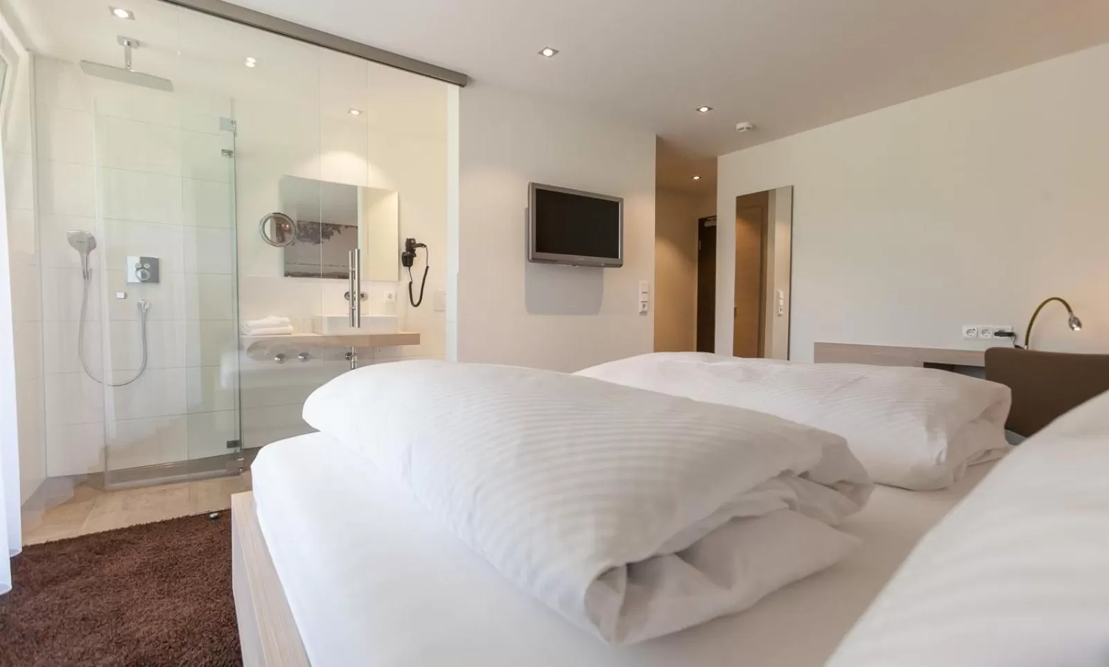 Photo of the whole room, Bed in Bollenhuthotel Kirnbacher Hof