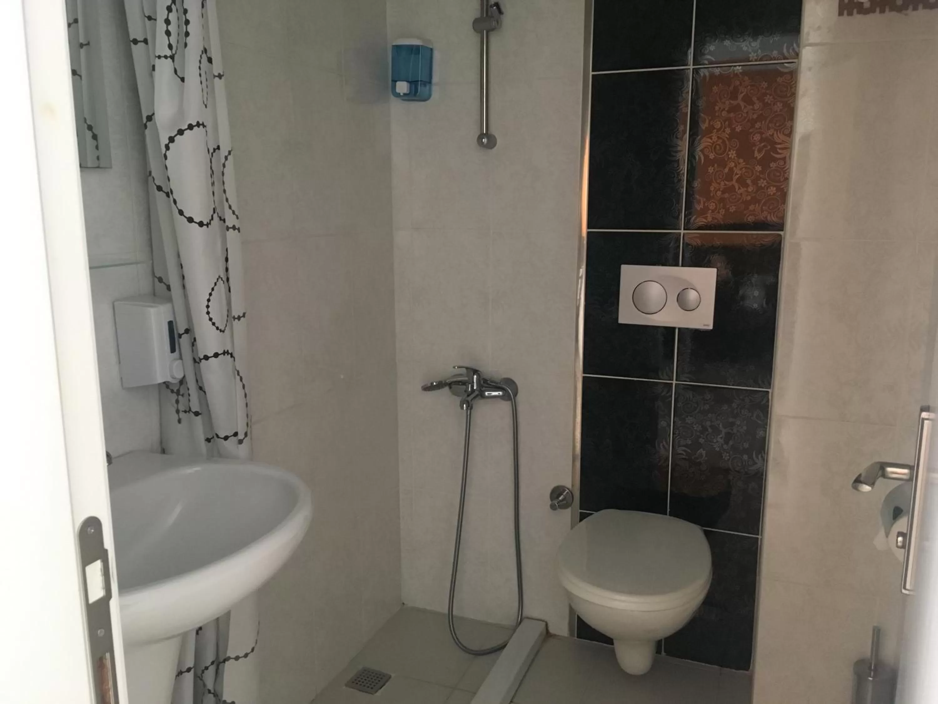 Shower, Bathroom in Mutado Hotel
