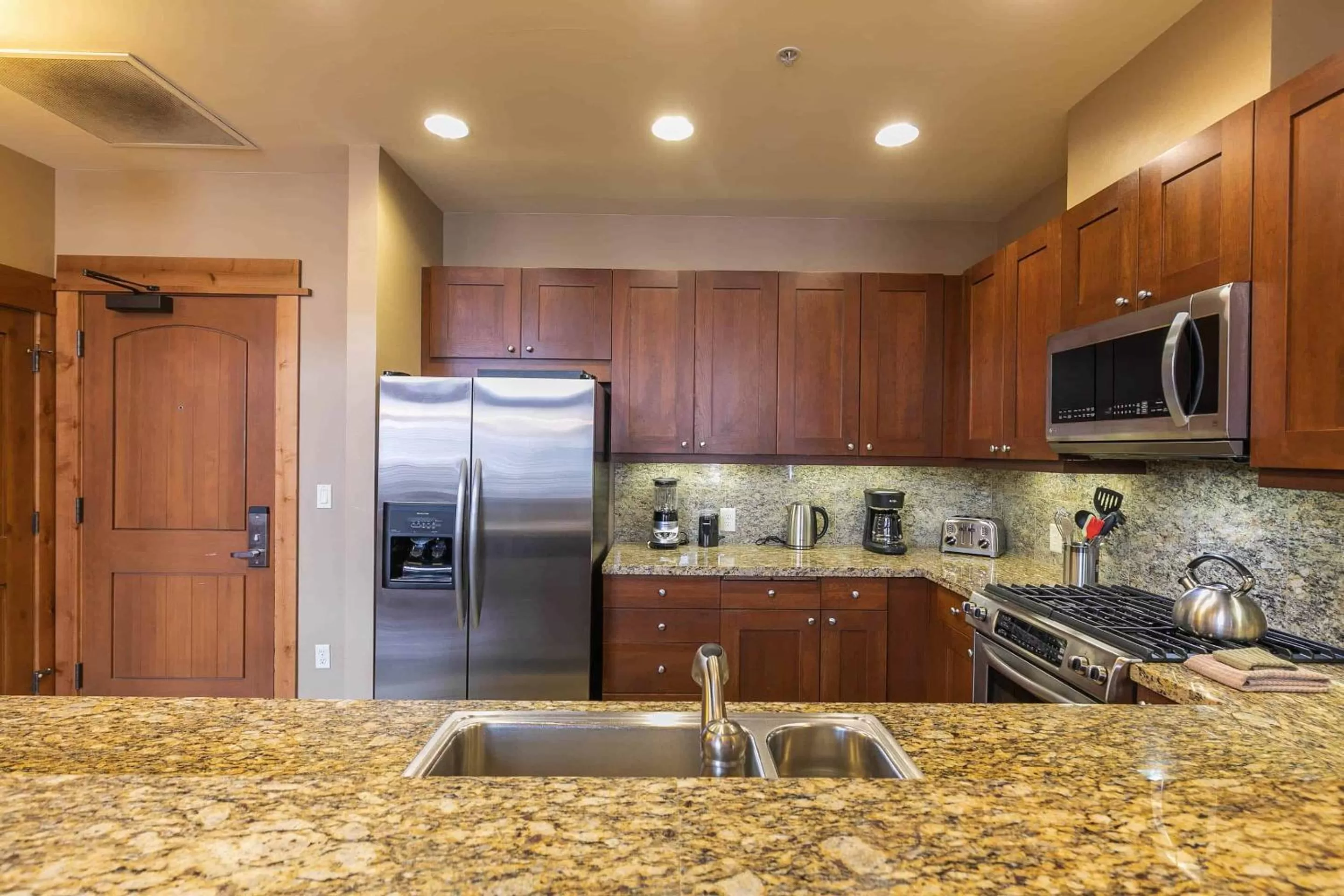 Kitchen/Kitchenette in East West Hospitality at Tahoe