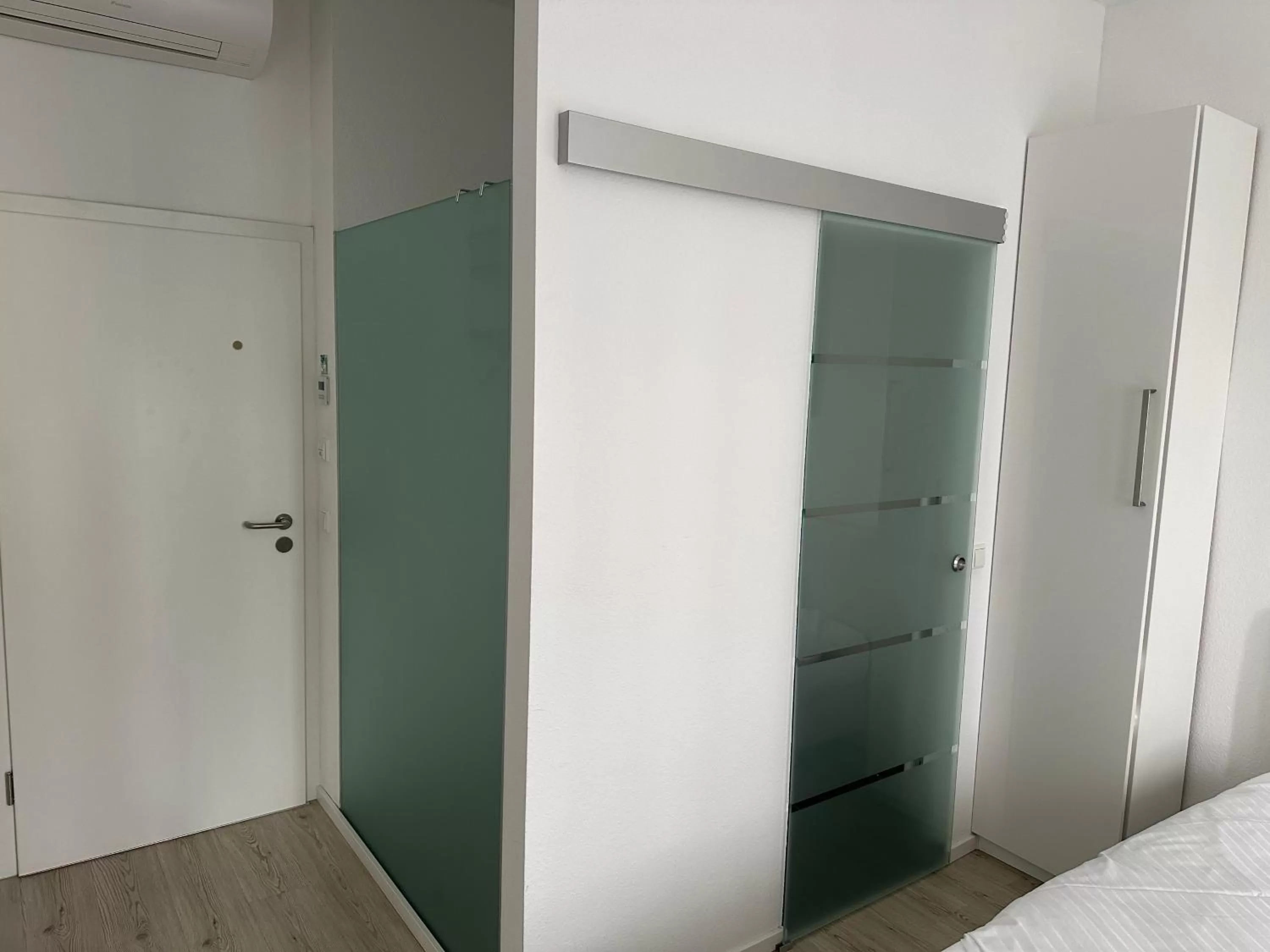 Shower in Hotel Barbarossa Karlsruhe Stadtmitte