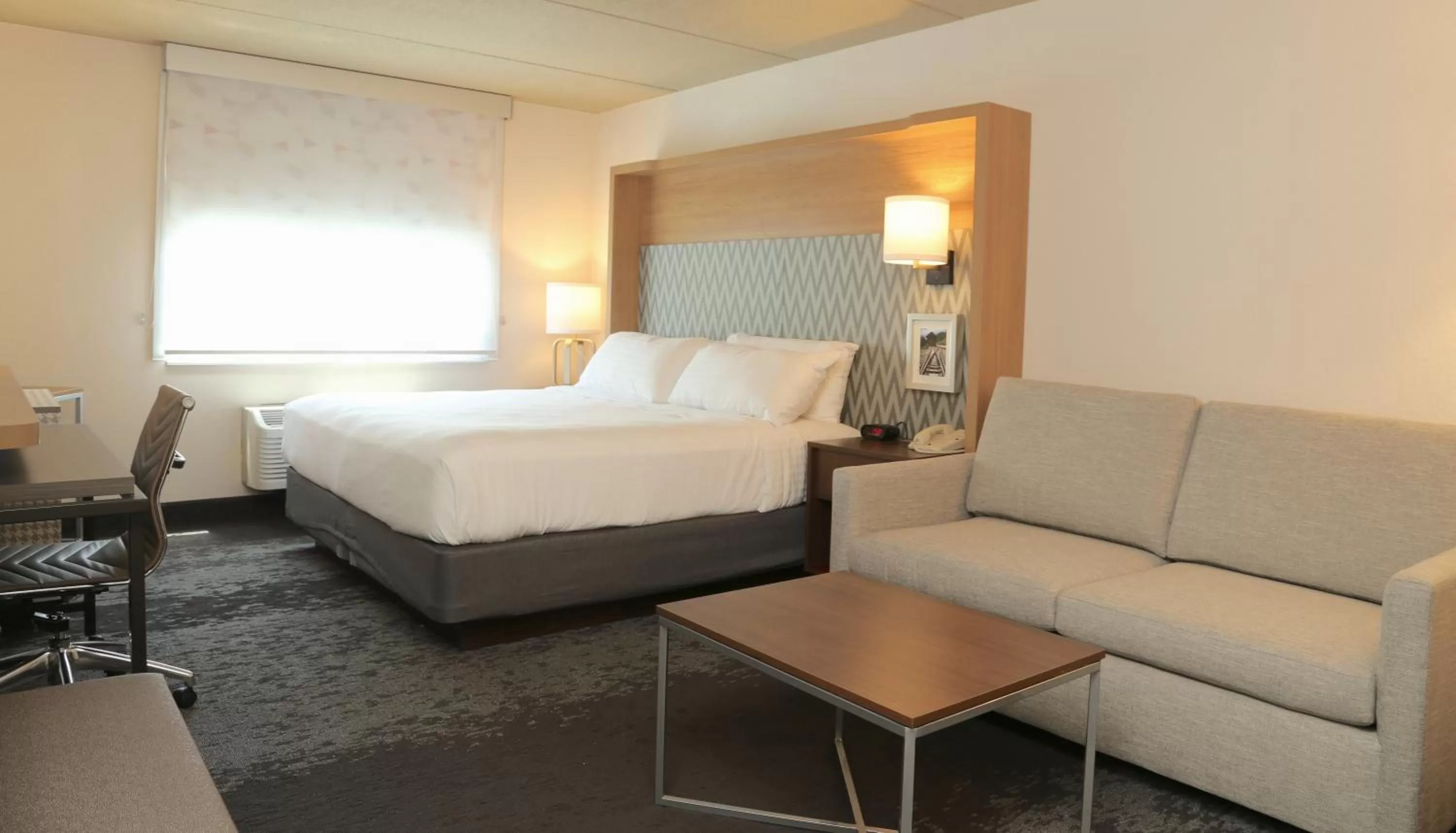 Photo of the whole room, Bed in Holiday Inn Salem by IHG