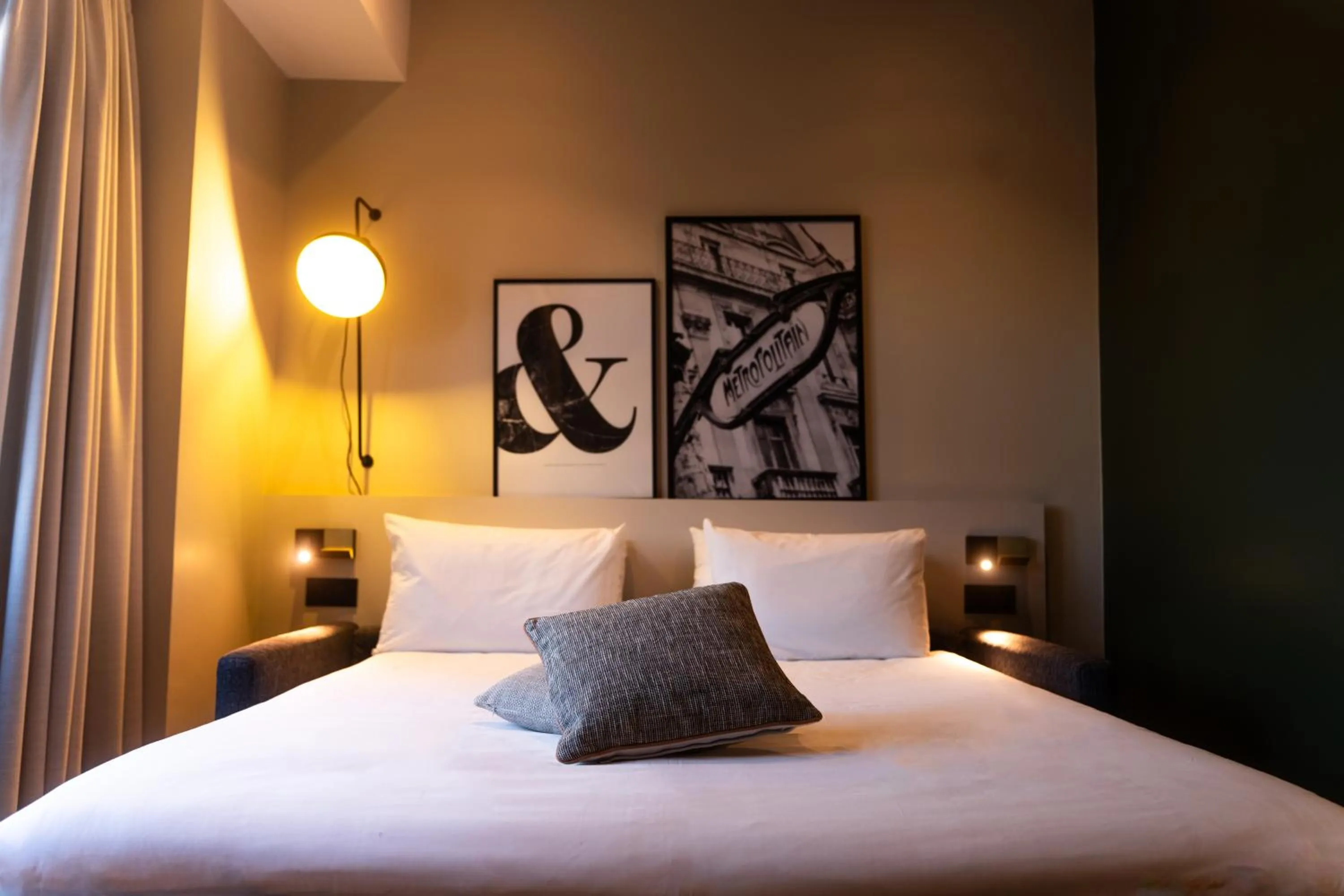 Bed in Mercure Paris Tour Eiffel Pont Mirabeau