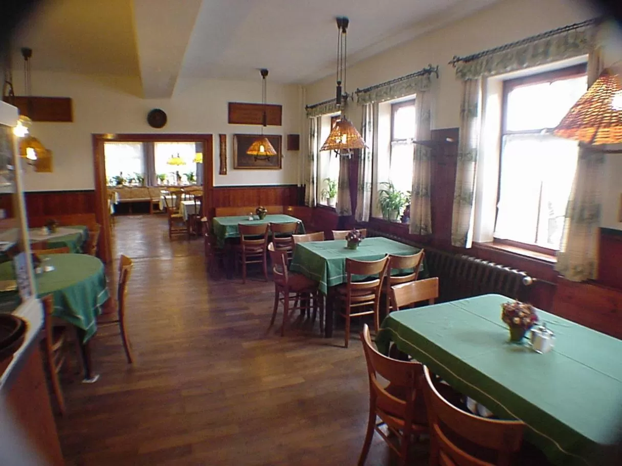 Restaurant/Places to Eat in Zum Roten Hirsch im Grünen Wald