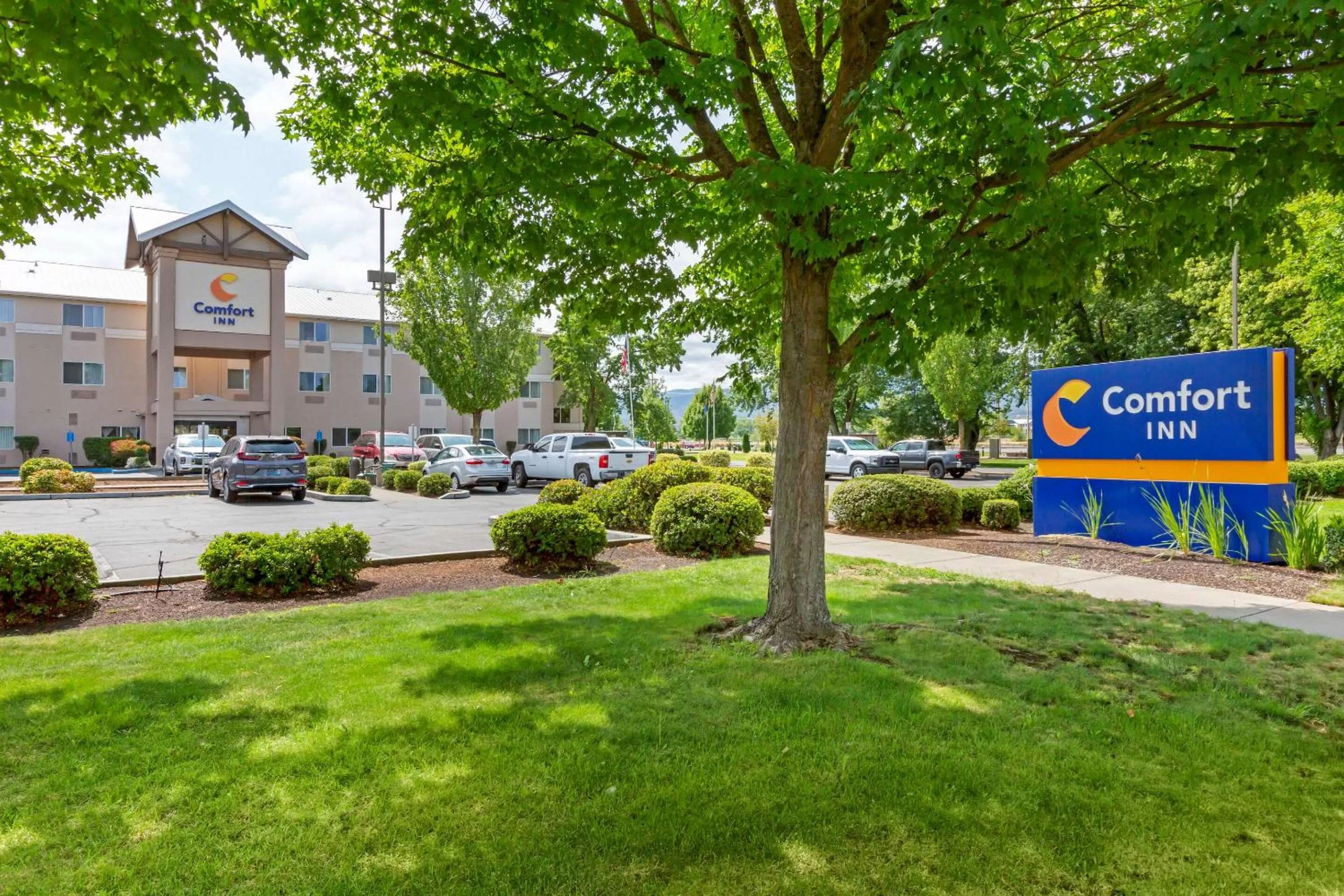 Property building in Comfort Inn Medford South
