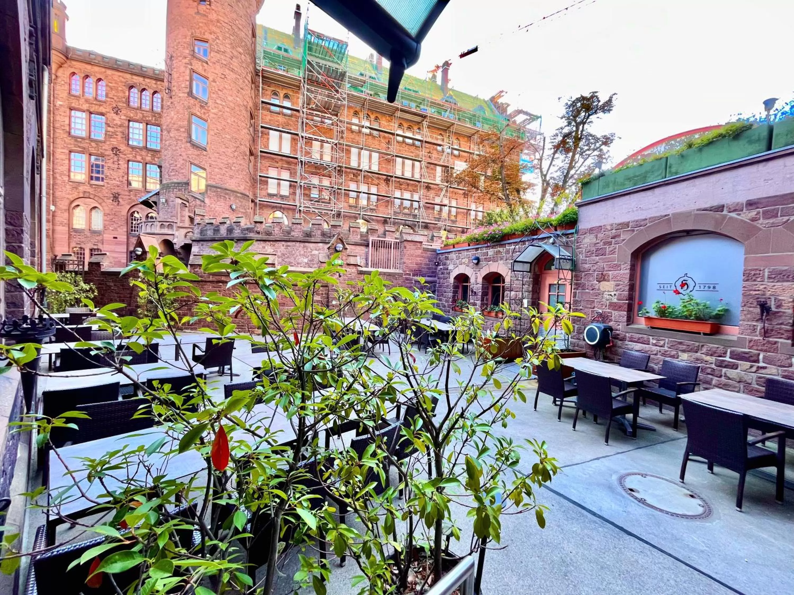 Inner courtyard view in Hotel Hoepfner Burghof