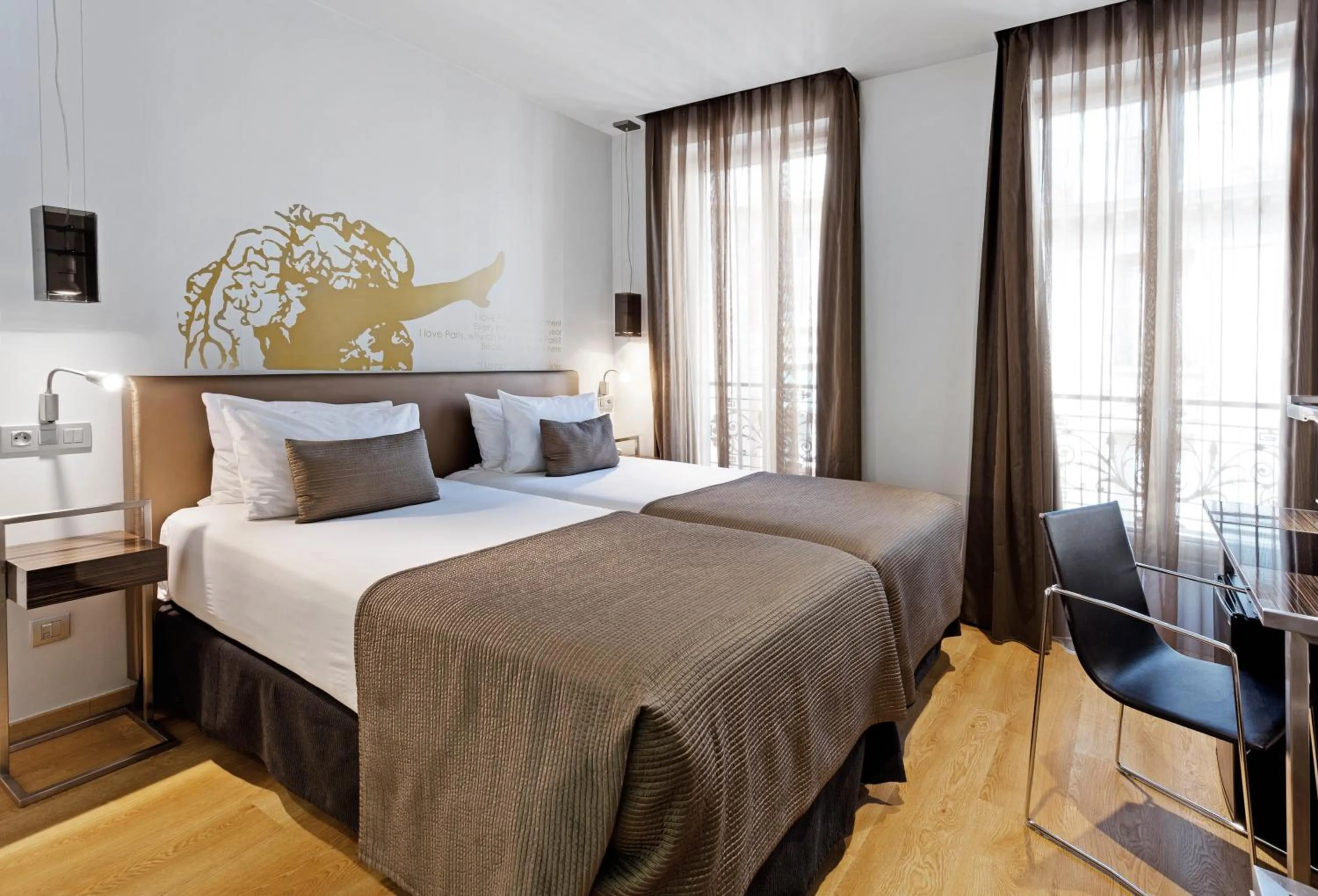 Photo of the whole room, Bed in Exe Panorama