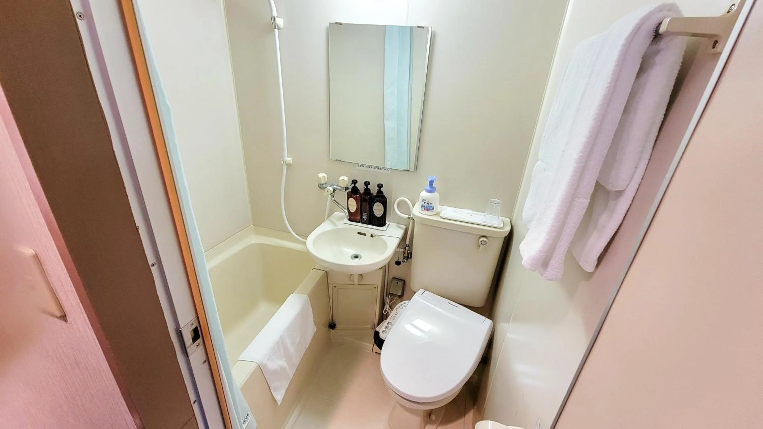 Shower in Hotel Palms Tenmonkan