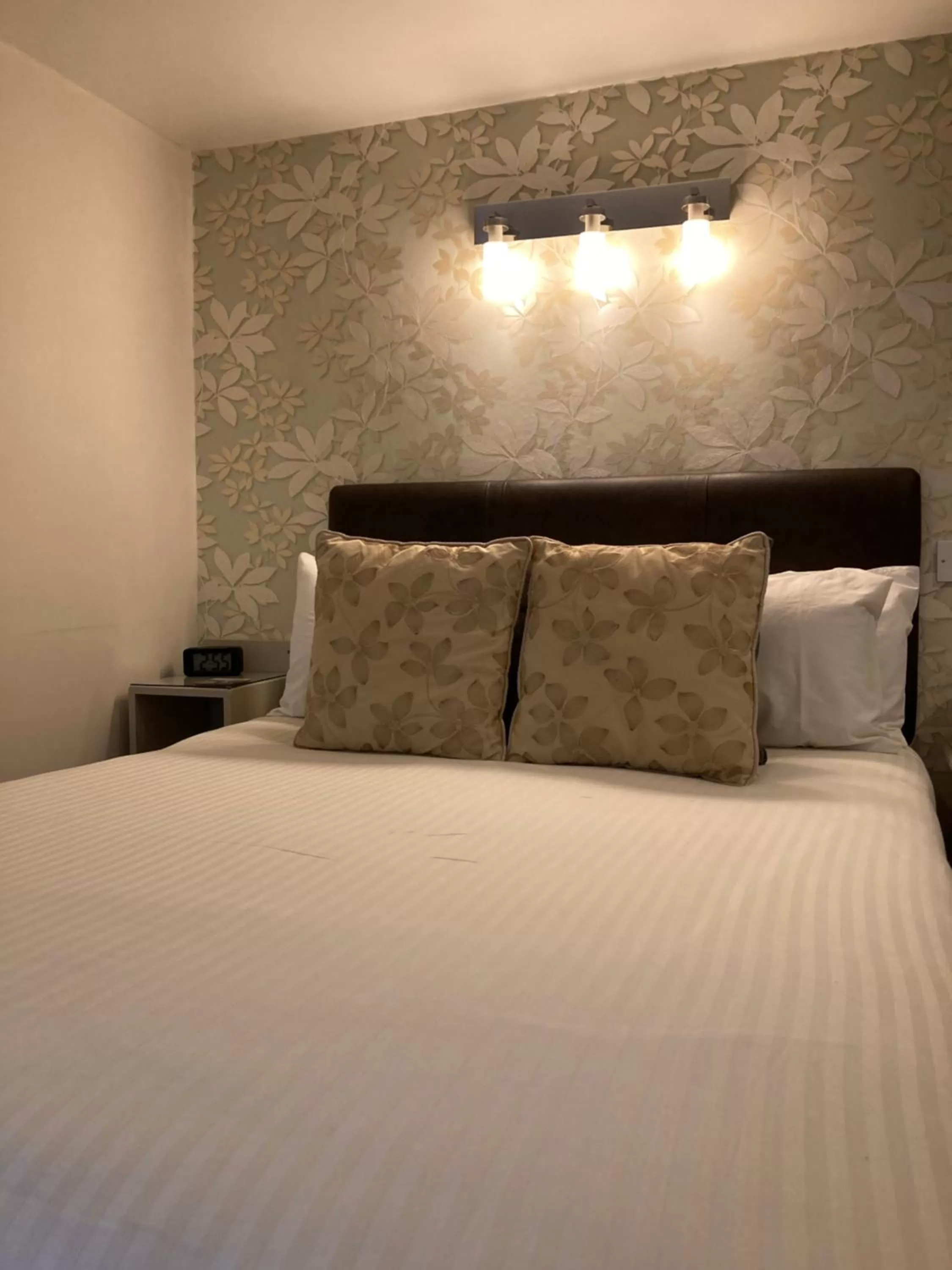 Toilet, Bed in The Wentworth Guest House