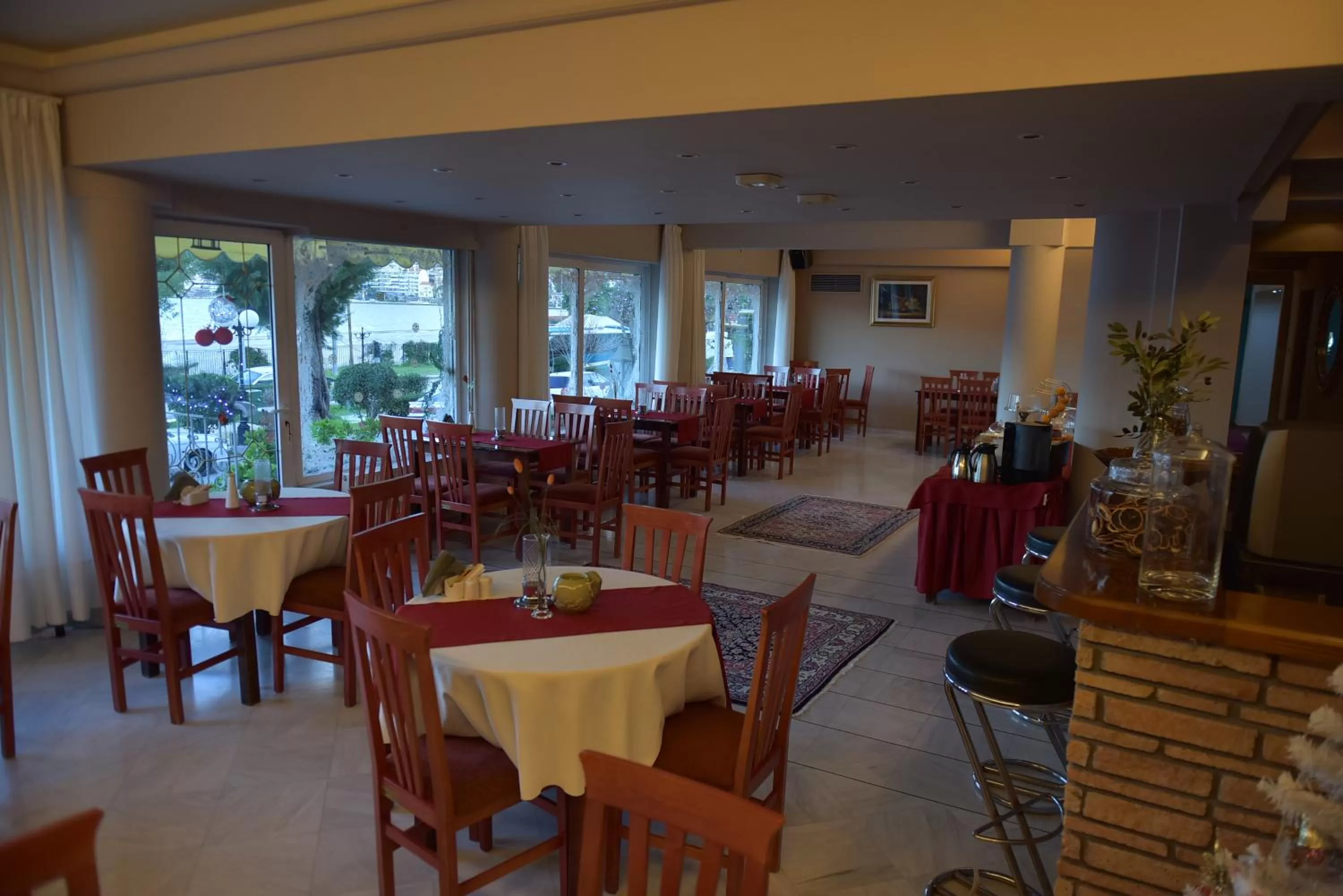 Restaurant/places to eat in Oscar Hotel