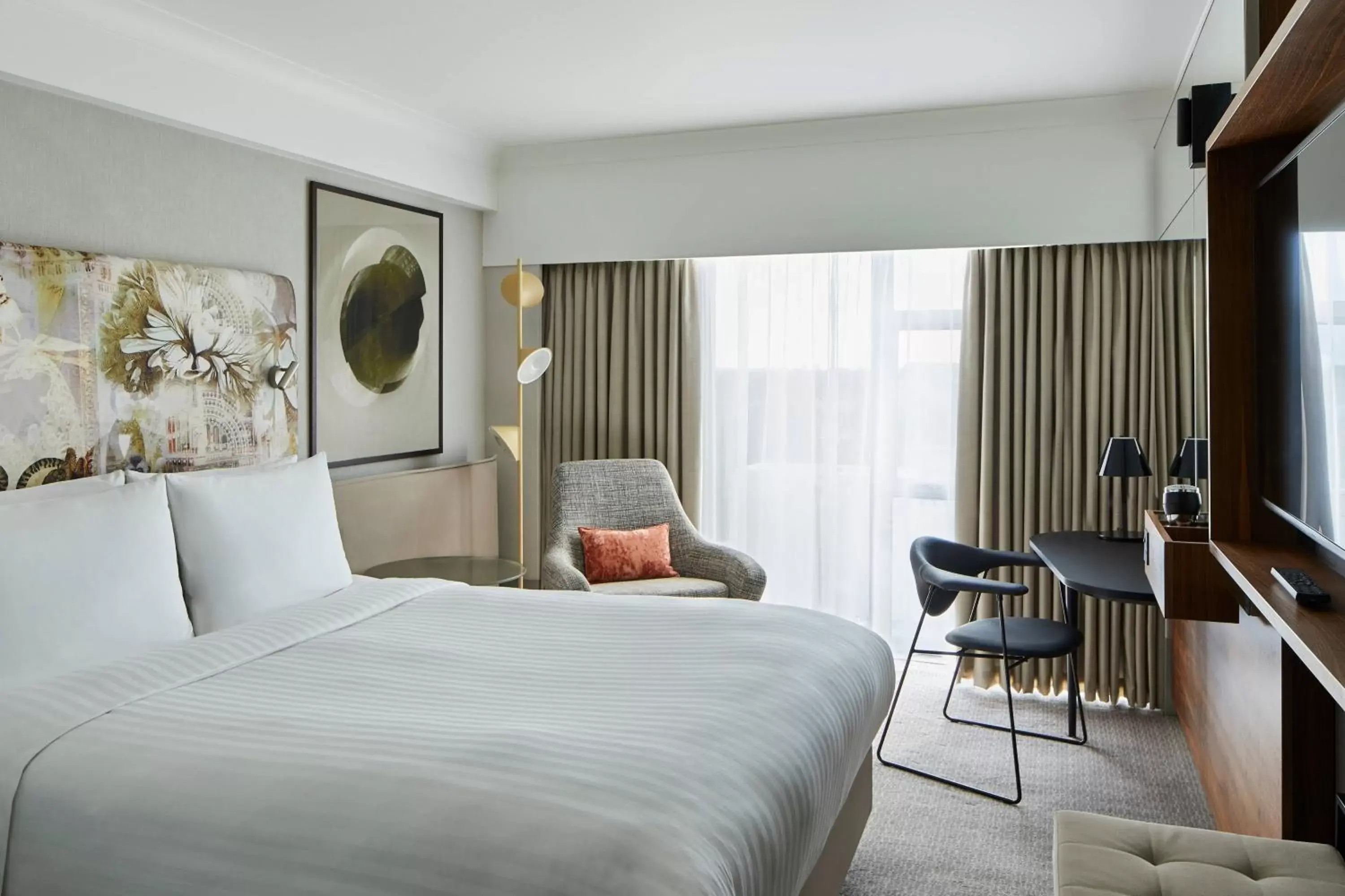 Superior Deluxe Queen Guest Room, High Floor in London Marriott Hotel Kensington Superior Deluxe Queen Guest Room, High Floor in London Marriott Hotel Kensington