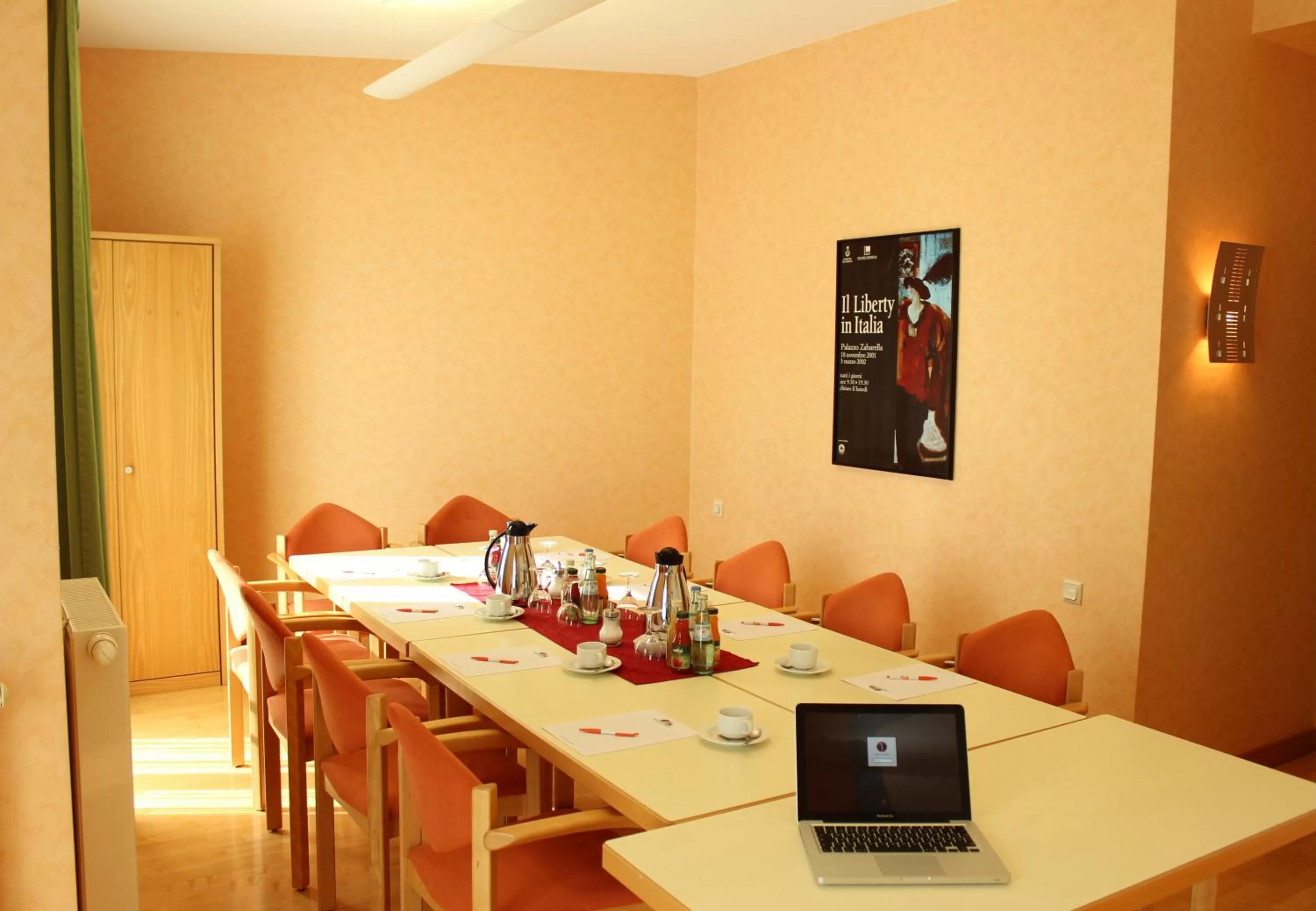 Business facilities, Restaurant/Places to Eat in An der Persiluhr Stadt-gut-Hotel