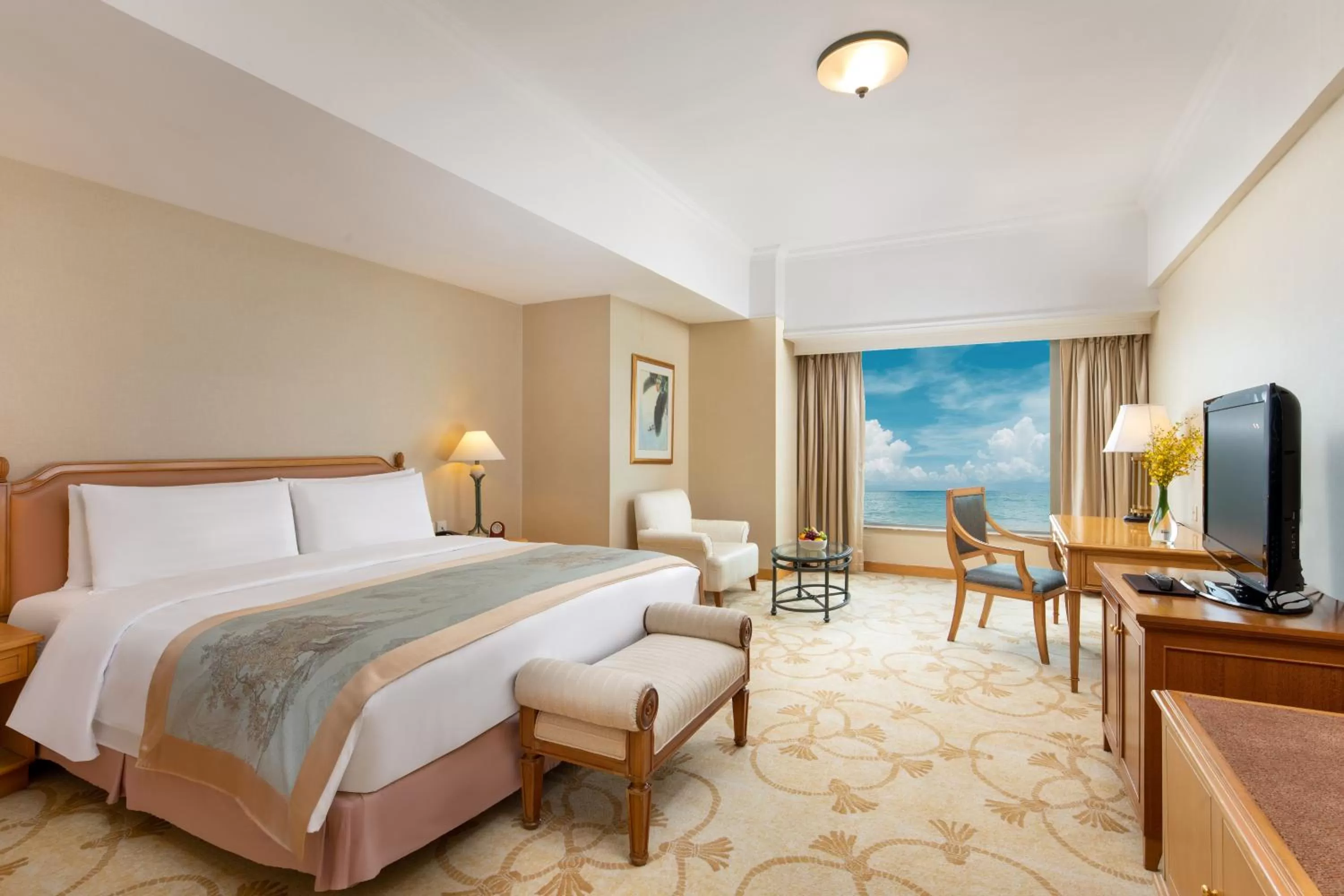 Photo of the whole room, Bed in Shangri-La Beihai