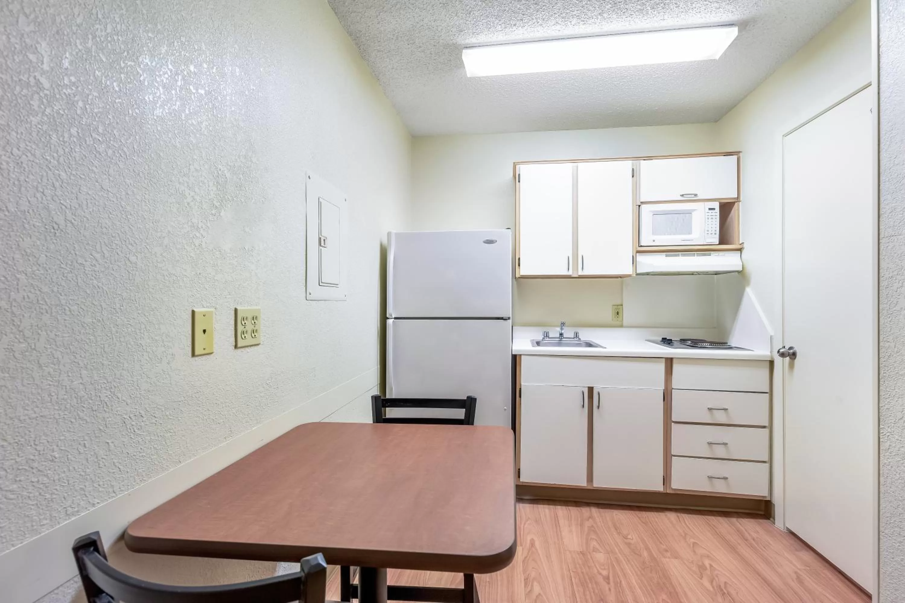 Photo of the whole room in HomeTowne Studios by Red Roof Dallas - North Addison - Tollway