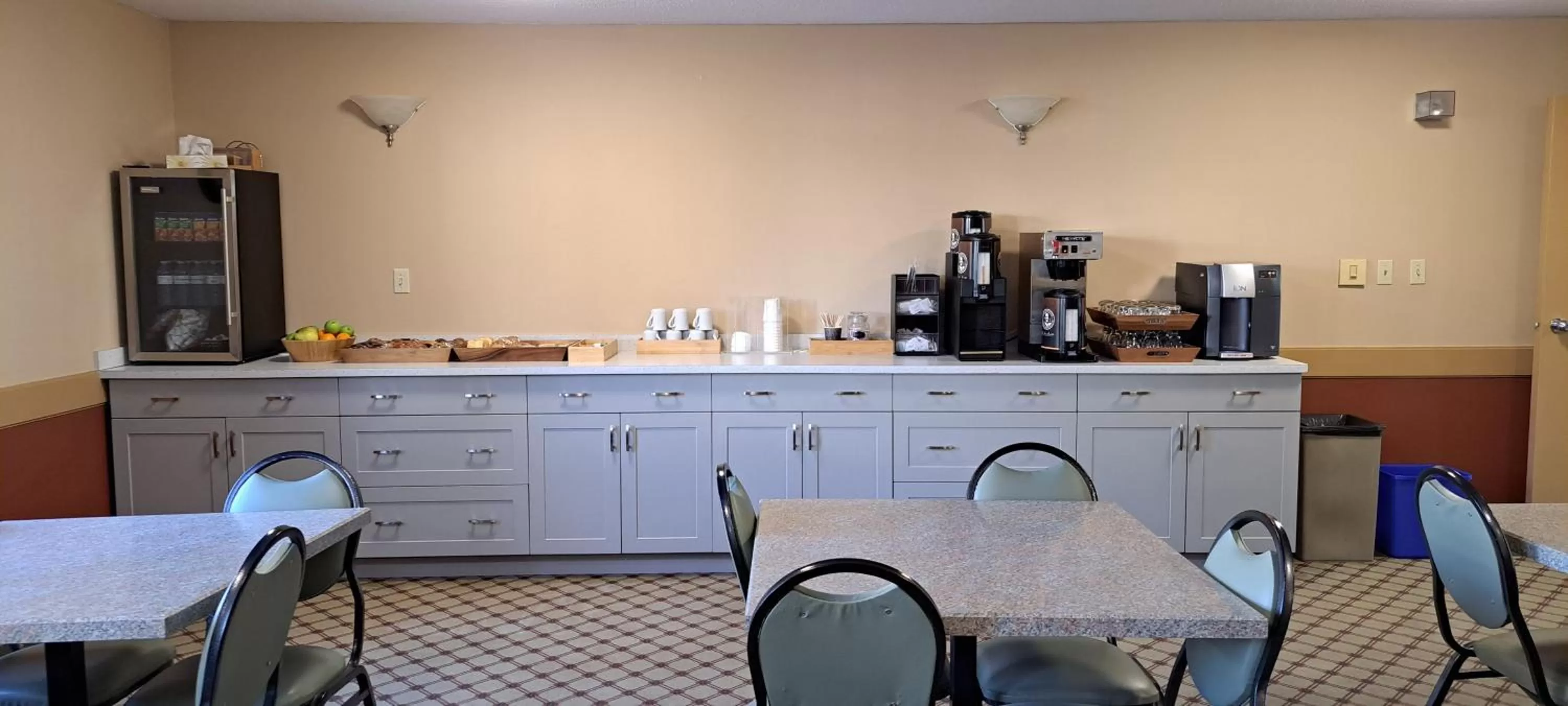 Dining area in Travelodge by Wyndham Lacombe