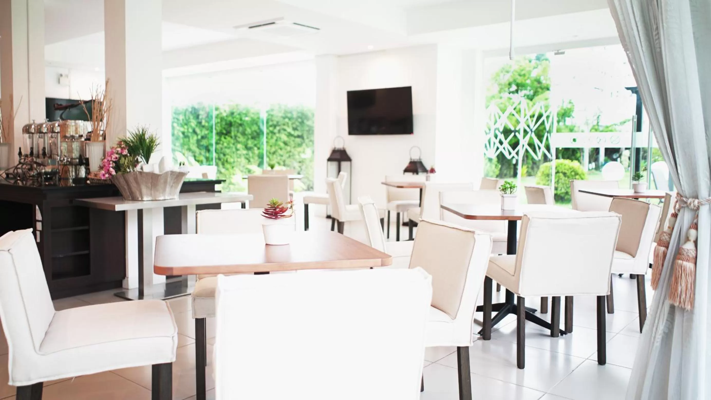 Restaurant/Places to Eat in The White Garden Premier Saraburi