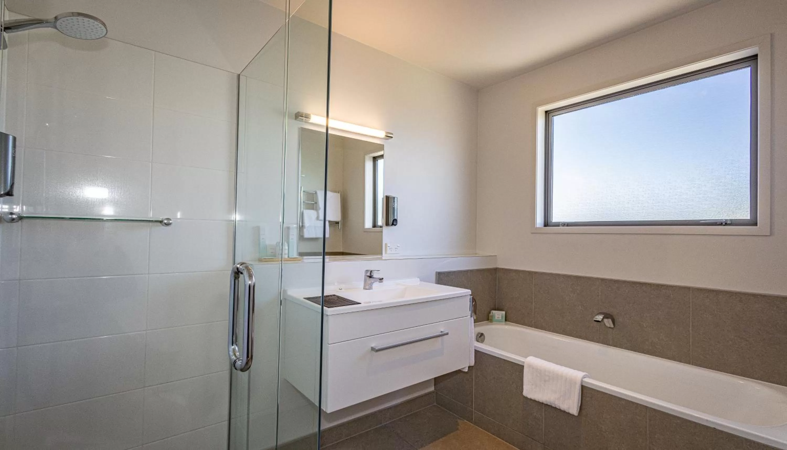 Bathroom in Pukekura Motor Lodge