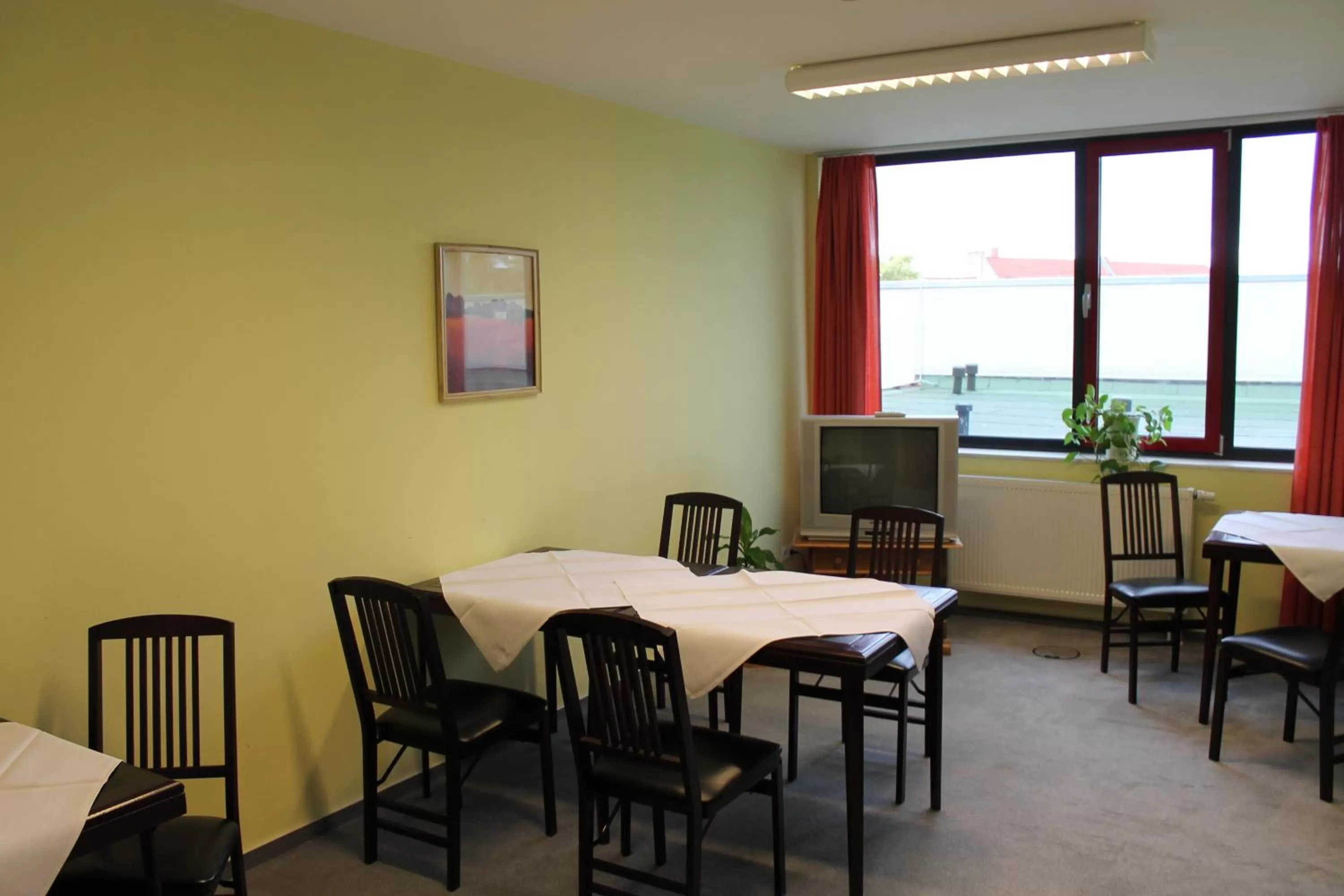 Communal lounge/ TV room in Hotel Balneolum Superior