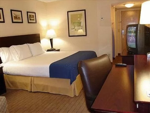 Bed in Holiday Inn Express Little Rock-Airport by IHG