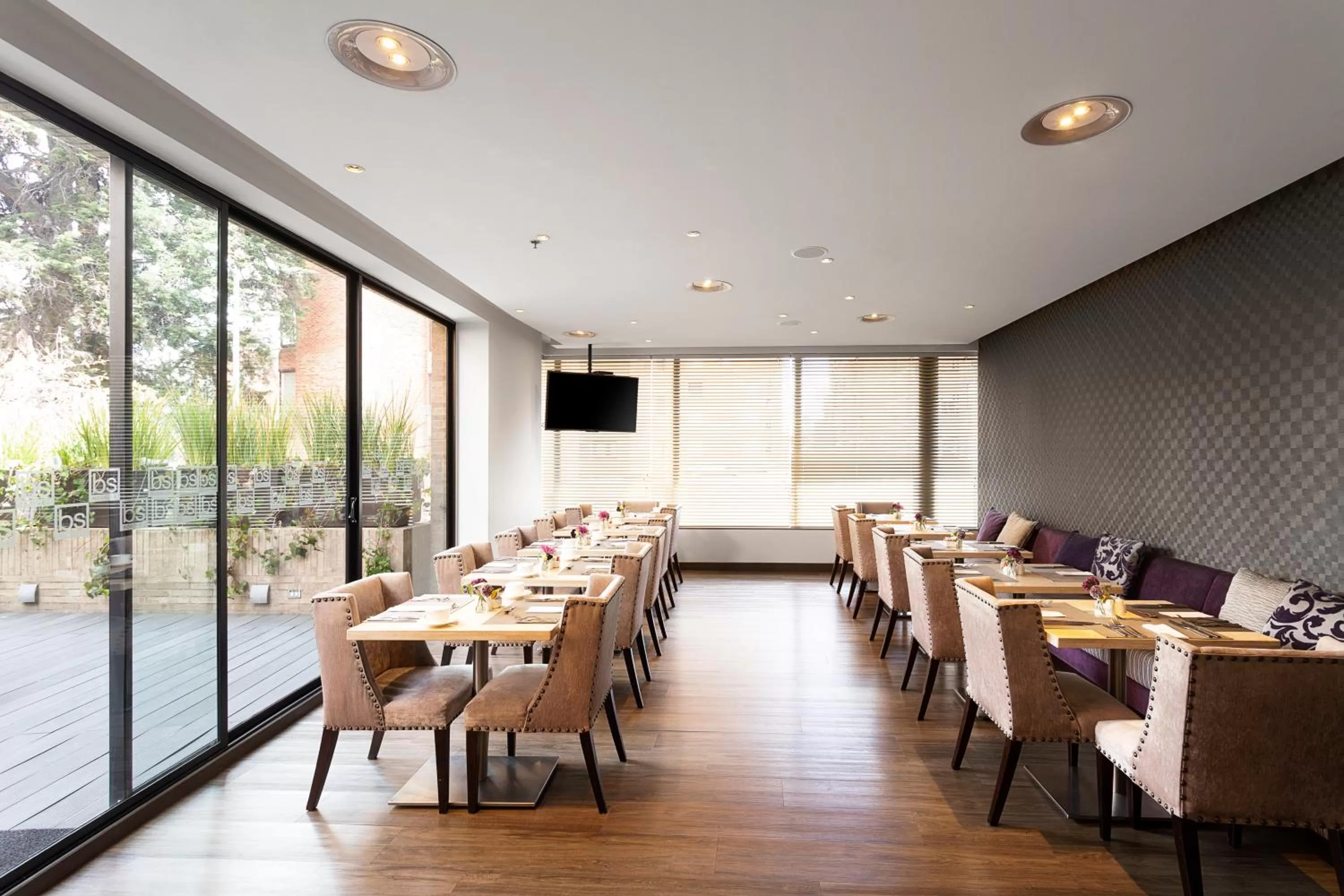 Restaurant/places to eat in bs Rosales Hotel