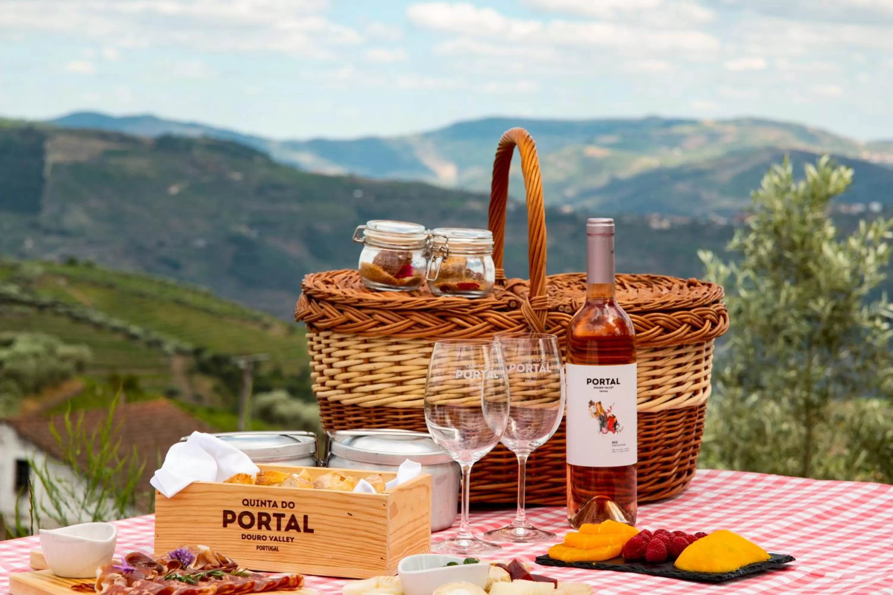 Food and drinks in Casa das Pipas / Quinta do Portal