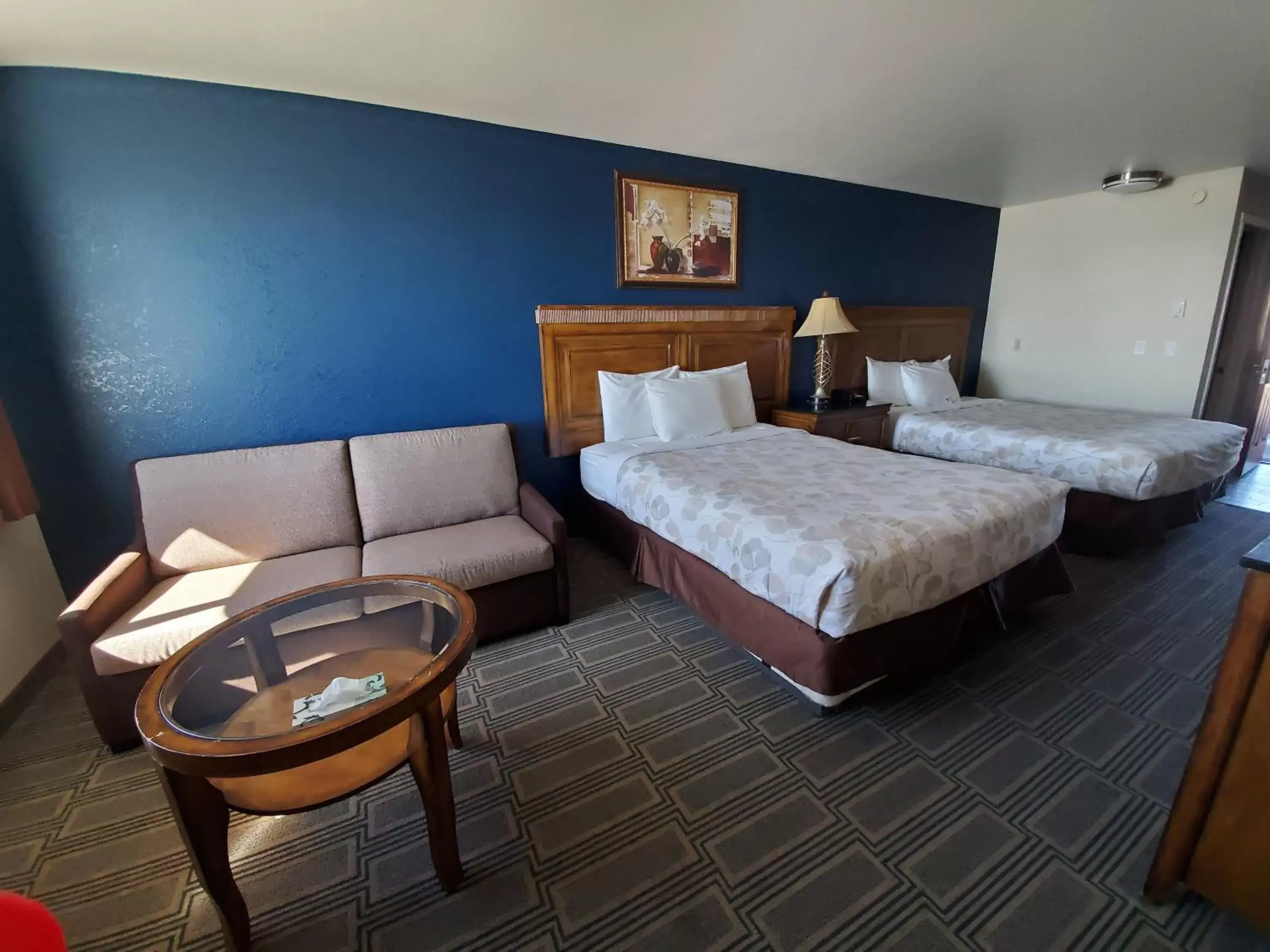 Queen Room with Two Queen Beds and Water View in Aladdin Motor Inn Queen Room with Two Queen Beds and Water View in Aladdin Motor Inn