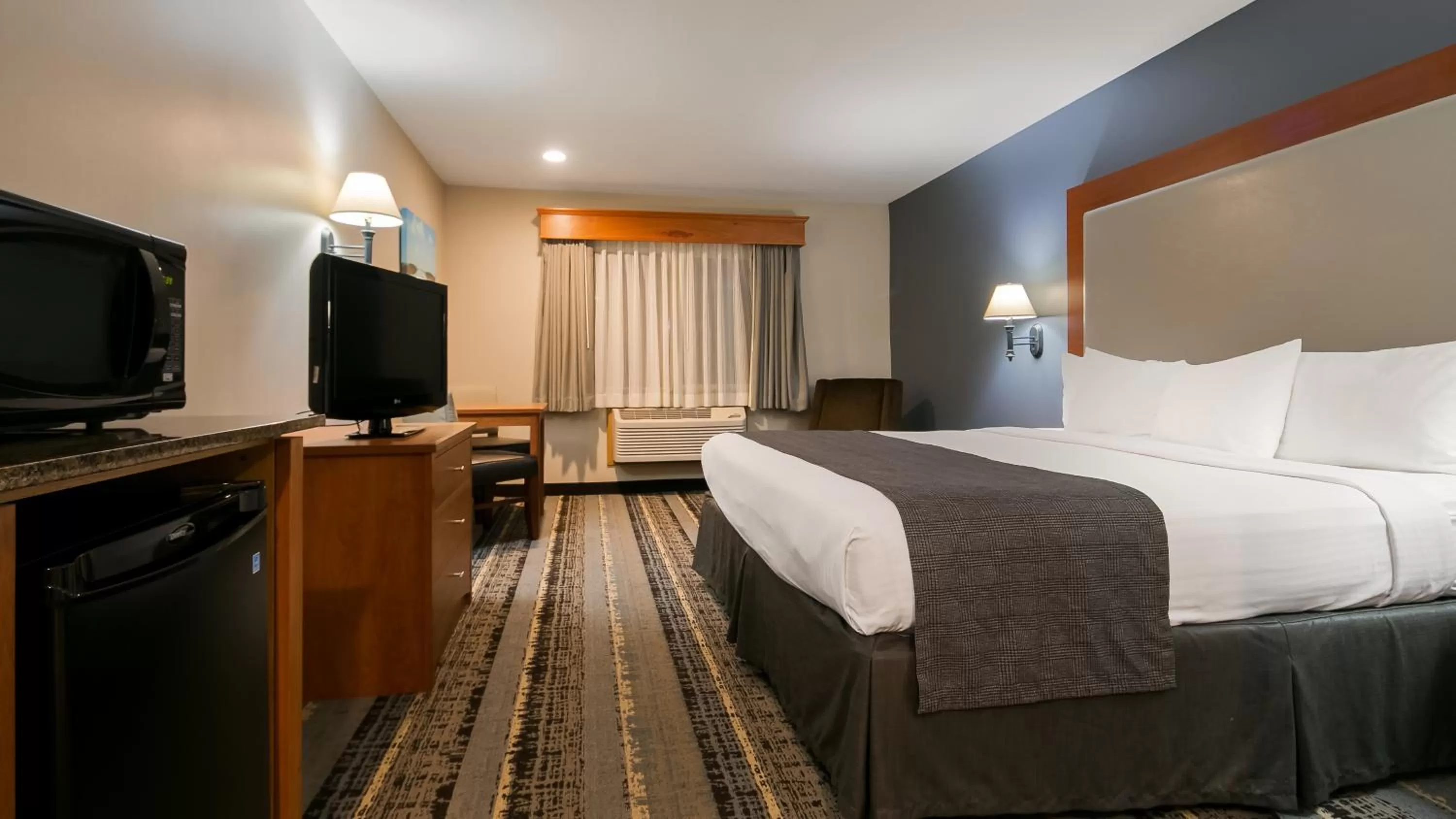 Bed in Best Western Newberg Inn