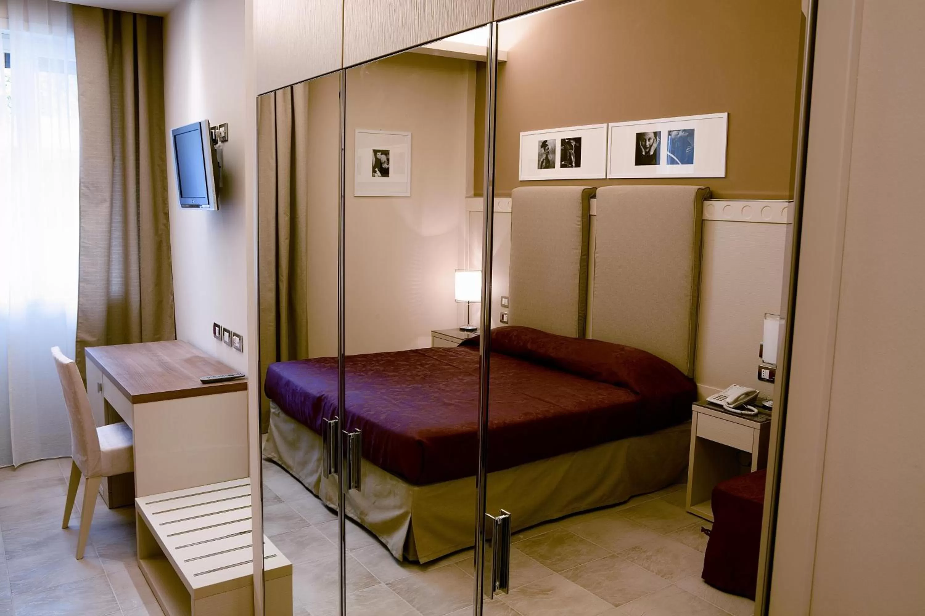 Bedroom, Bed in Euroterme