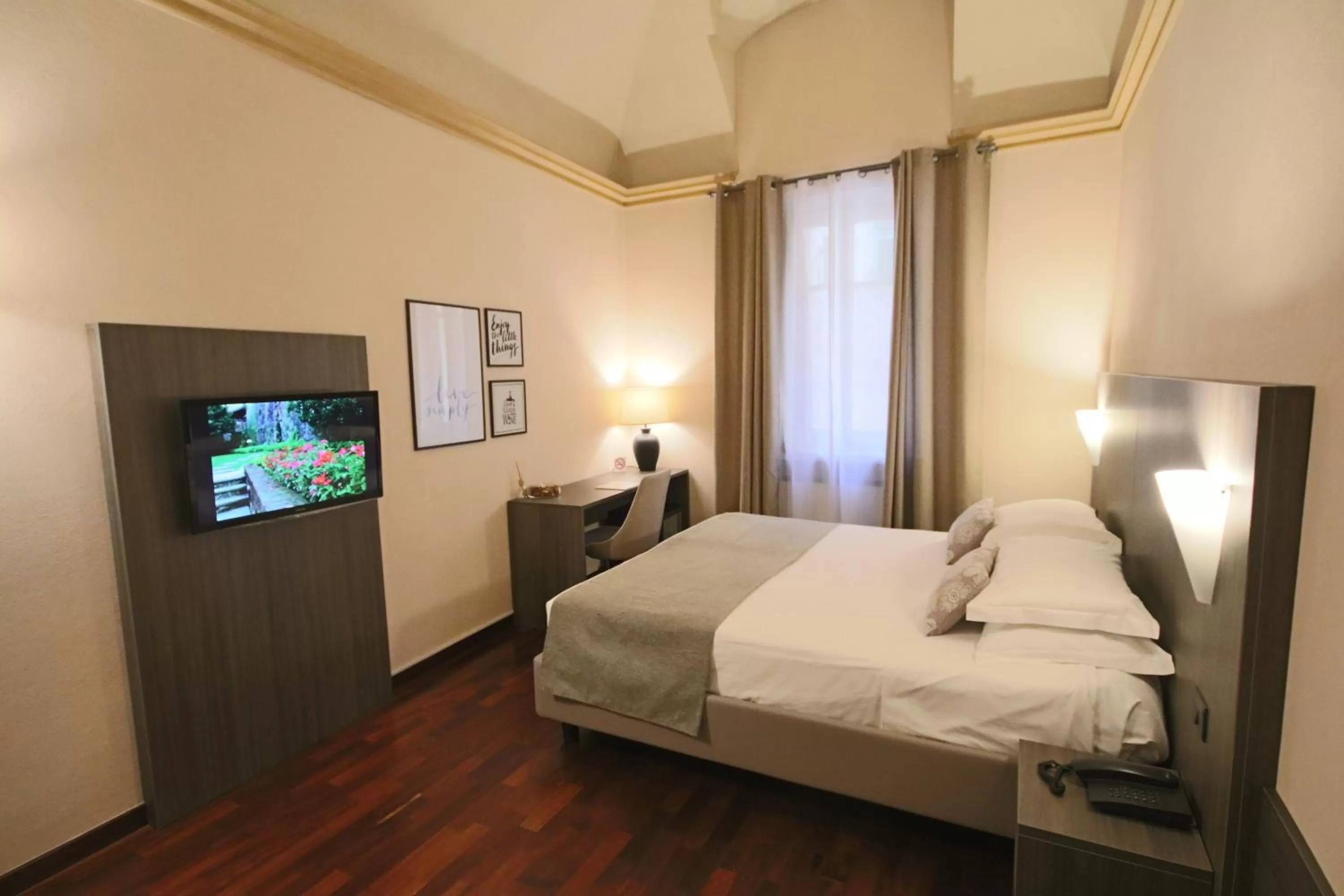 Communal lounge/ TV room, Bed in Hotel Boutique Antiche Mura