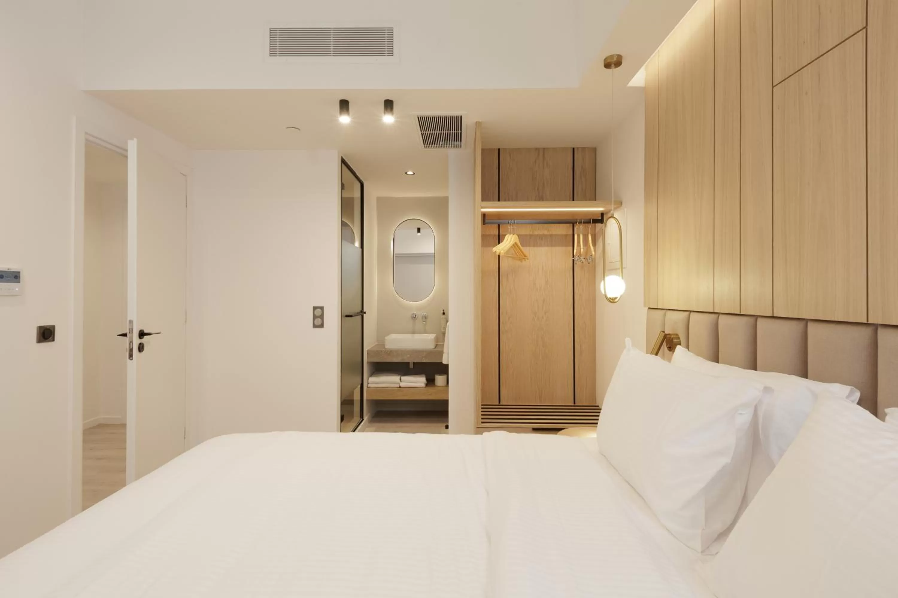 wardrobe, Bed in LUX&EASY Signature Syngrou 234