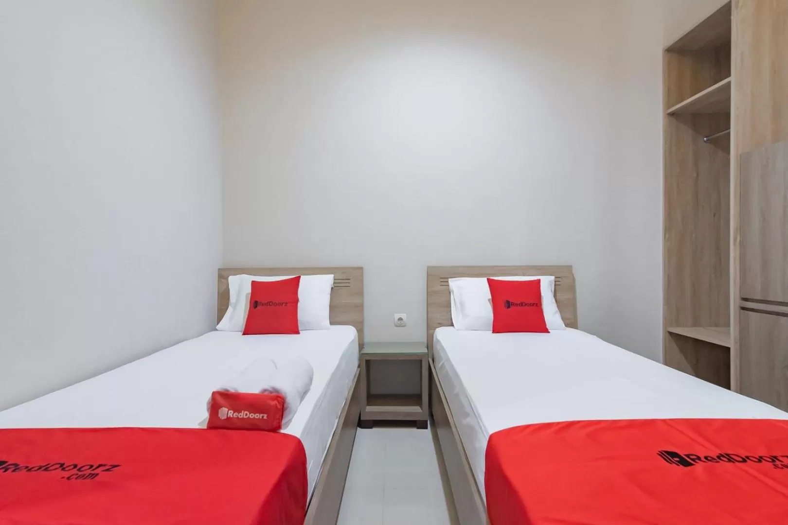 Bedroom, Bed in RedDoorz Plus @ Cirebon City Center