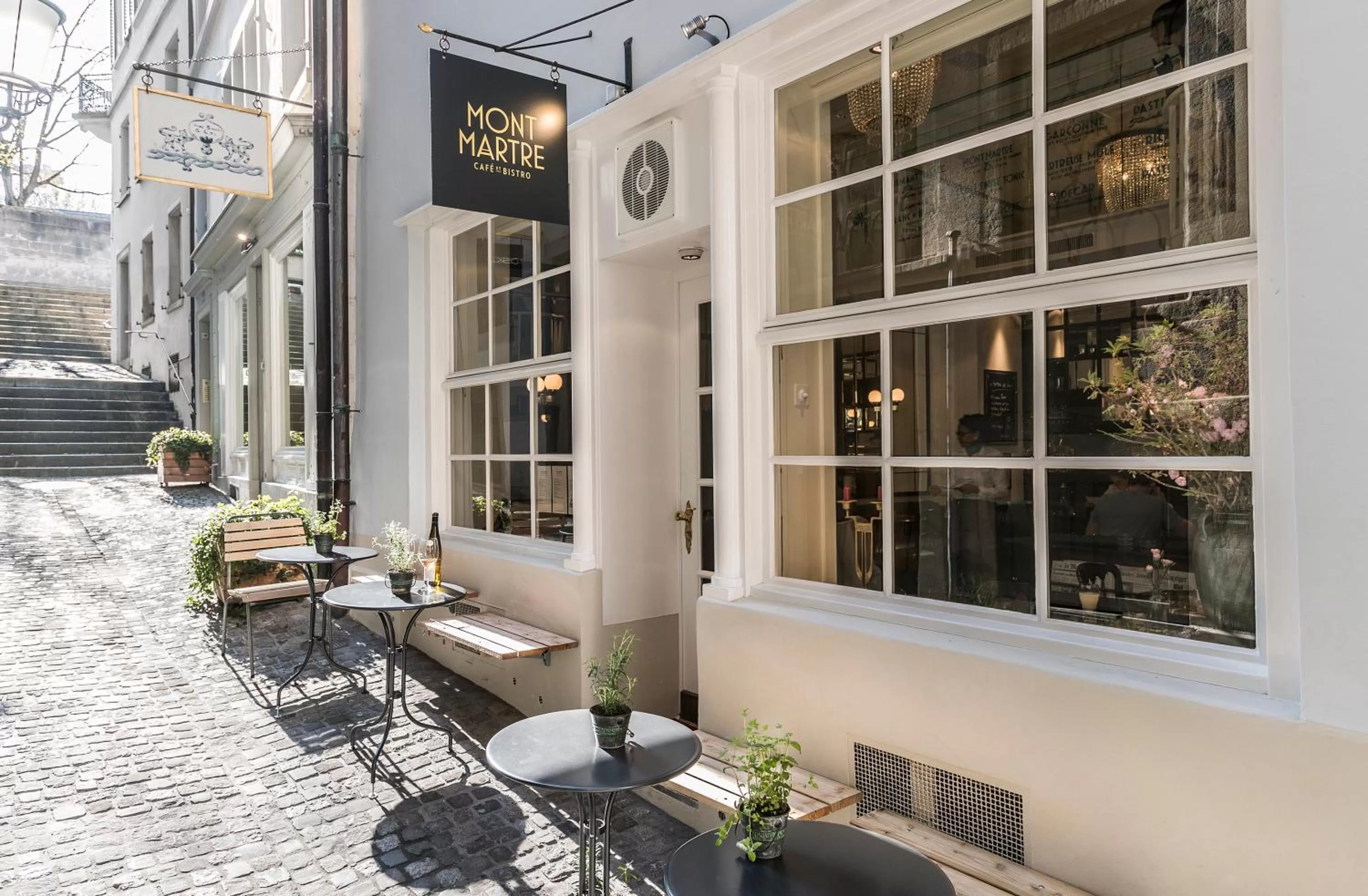 Property building in Montmartre