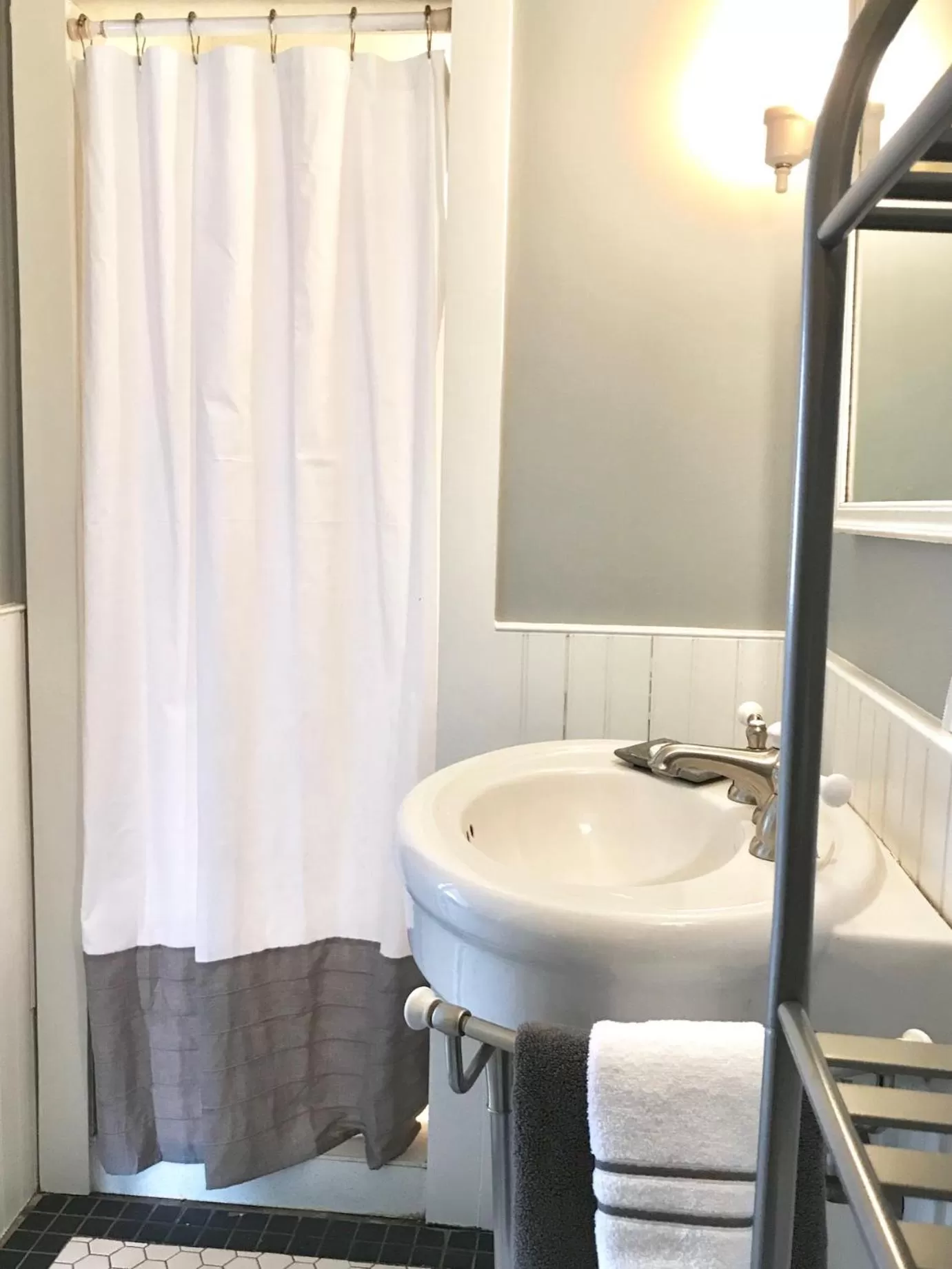 Shower in Hummingbird Inn