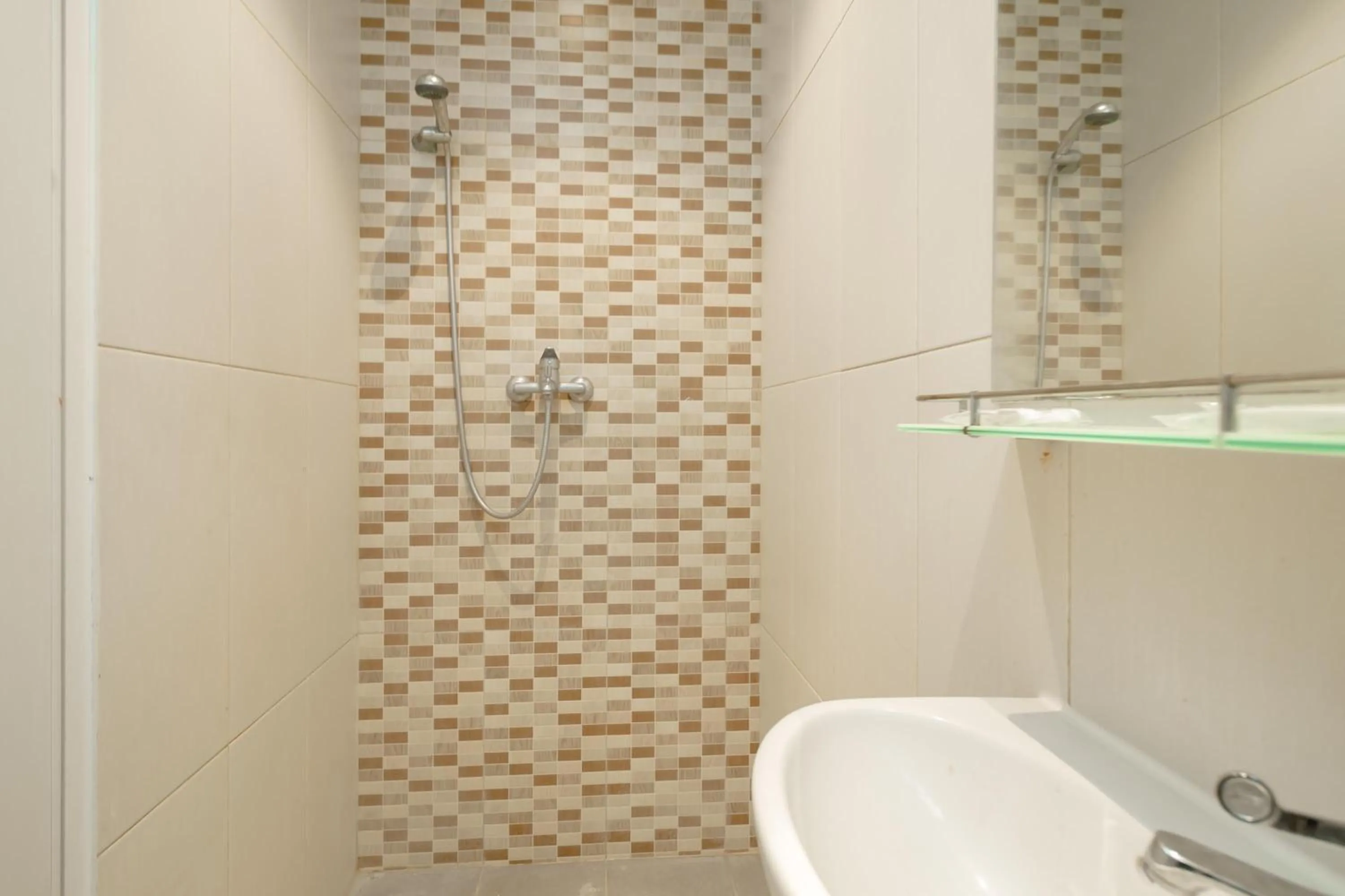 Bathroom in Green Apple Residence near Sarinah Mitra RedDoorz