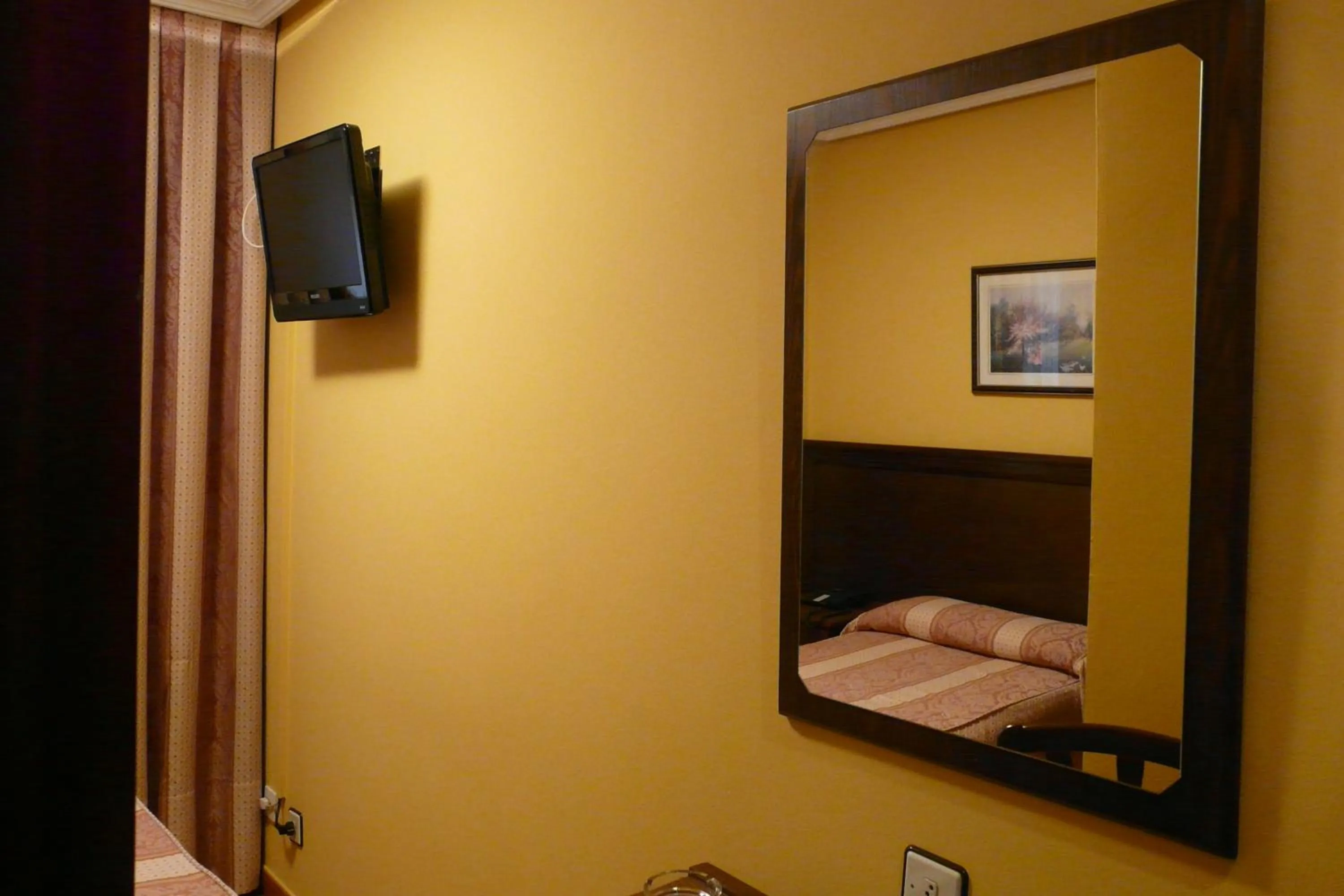 Photo of the whole room, Bed in Idh Angel