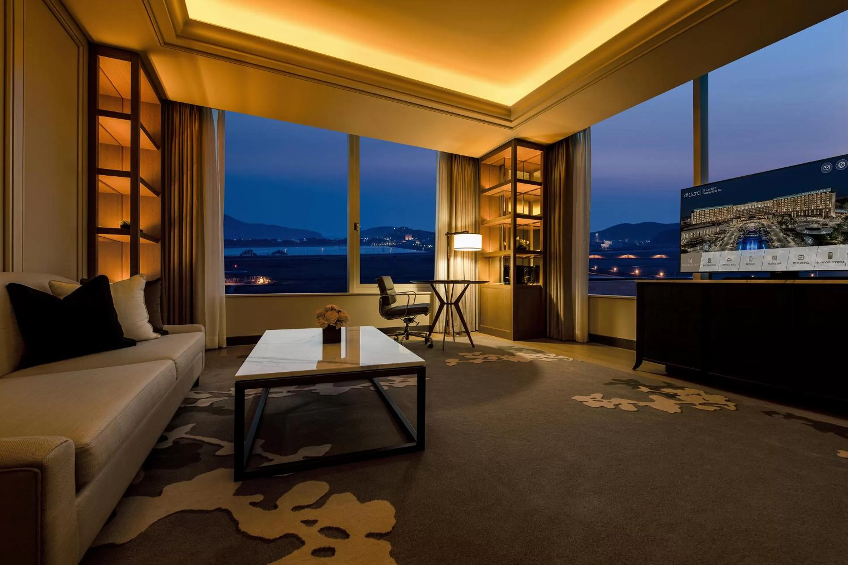 Photo of the whole room in Paradise City