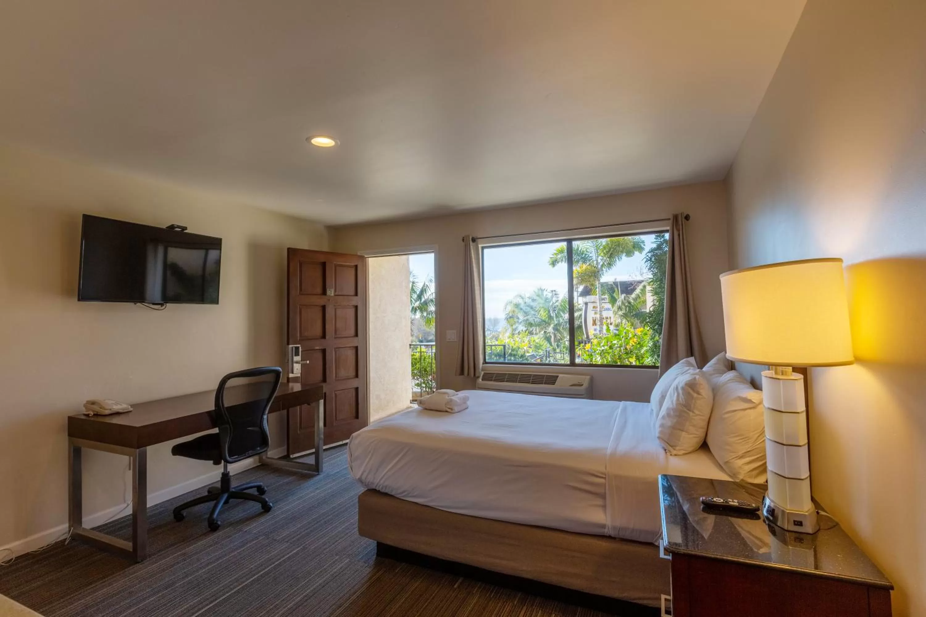 Bed in Moonlight Beach Motel