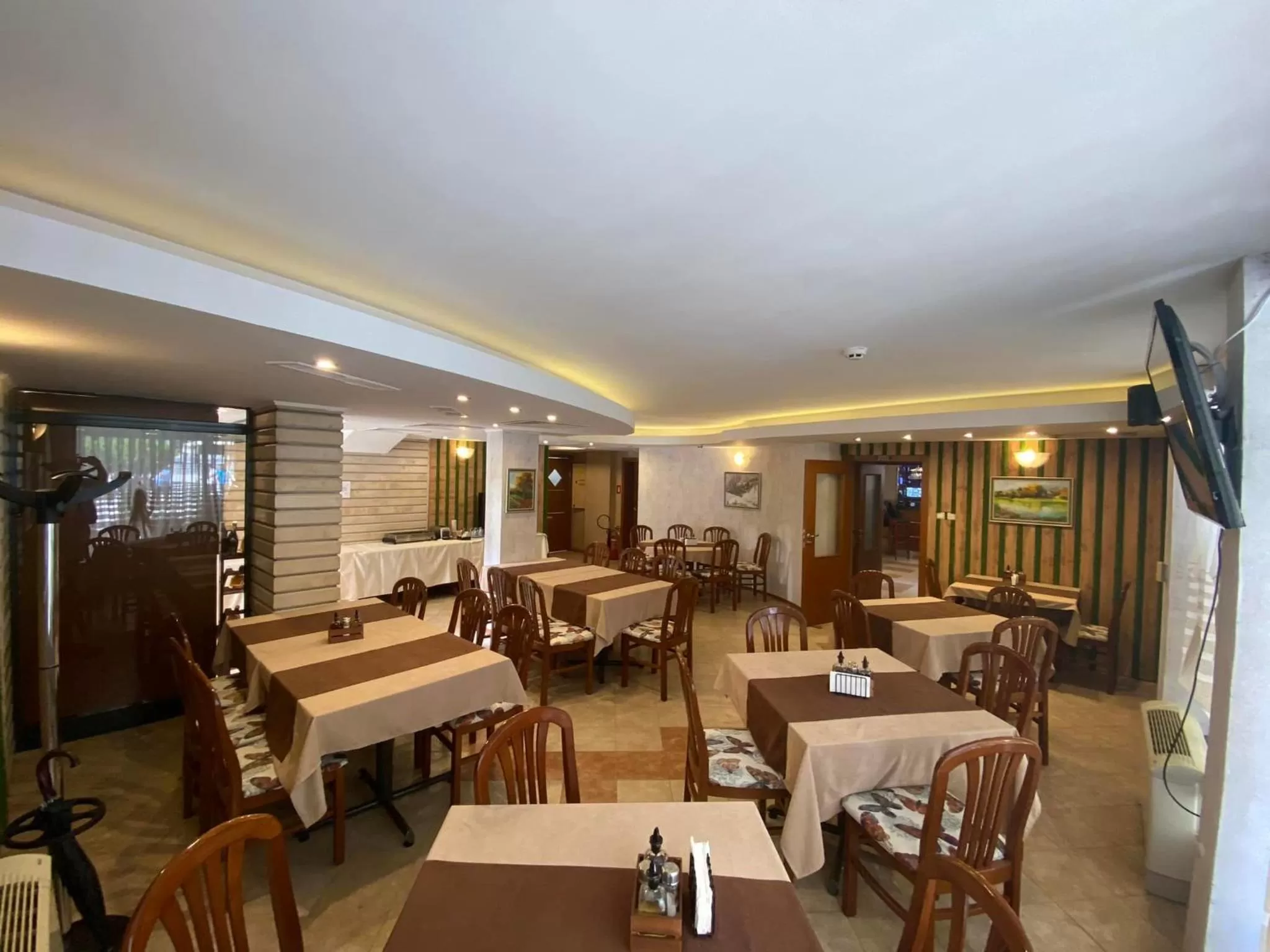 Restaurant/places to eat in Hotel Elit